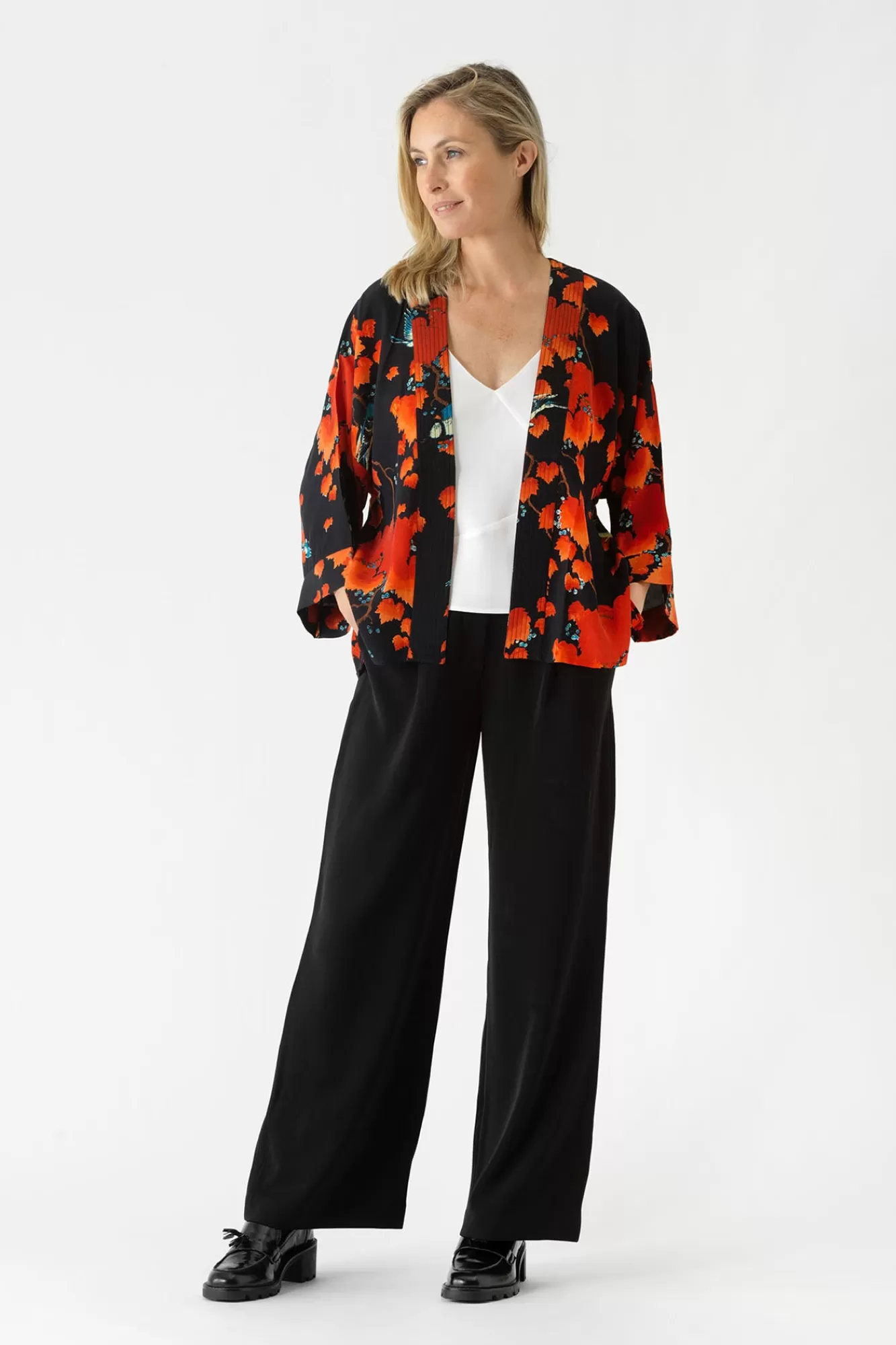 Kimono Femme Court 100 Étoiles - Crêpe Noir Érable, Style Élégant et Léger