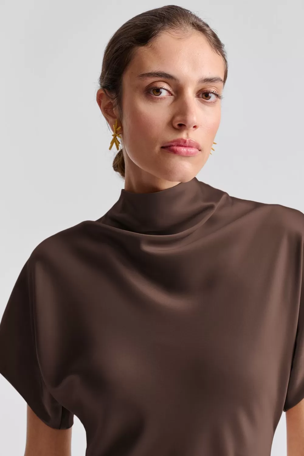 Robe mi-longue Alivia – Coupe moderne en vert olive par Malina Boutique