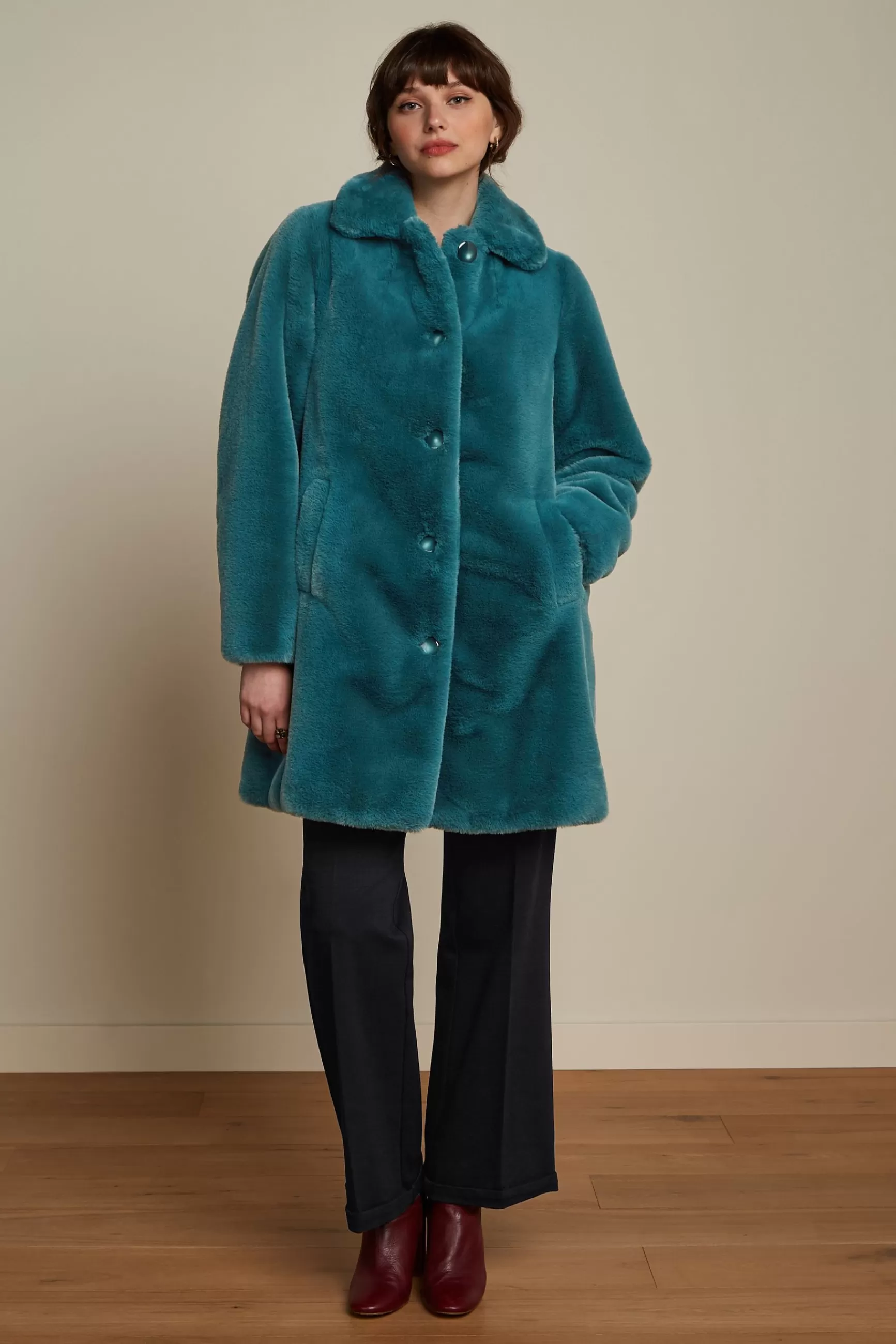 Manteau Long Femme Élégant King Louie - Modèle Anaïs Coupe Philly  
Dernière Collection 2024 - Style Urbain avec Détails Chic  
Manteau d'Hiver Épaules Structurées - Confection Premium  
Idéal pour Tenue Automne-Hiver - Livraison Rapide Offerte