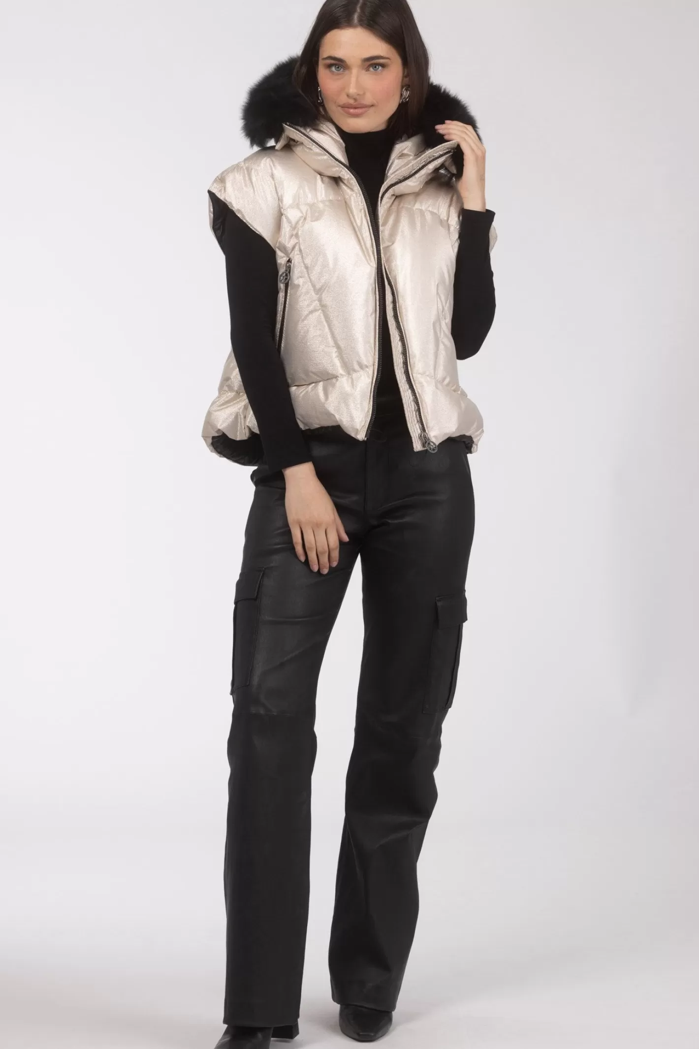 Veste Femme GORSKI Montréal - Capuche Amovible en Agneau Toscan pour Après-Ski Élégante  
Style Urbain Montagnard avec Doublure Détachable en Fourrure Naturelle  
Vêtement Chaud d'Extérieur Confortable avec Finitions Haut de Gamme