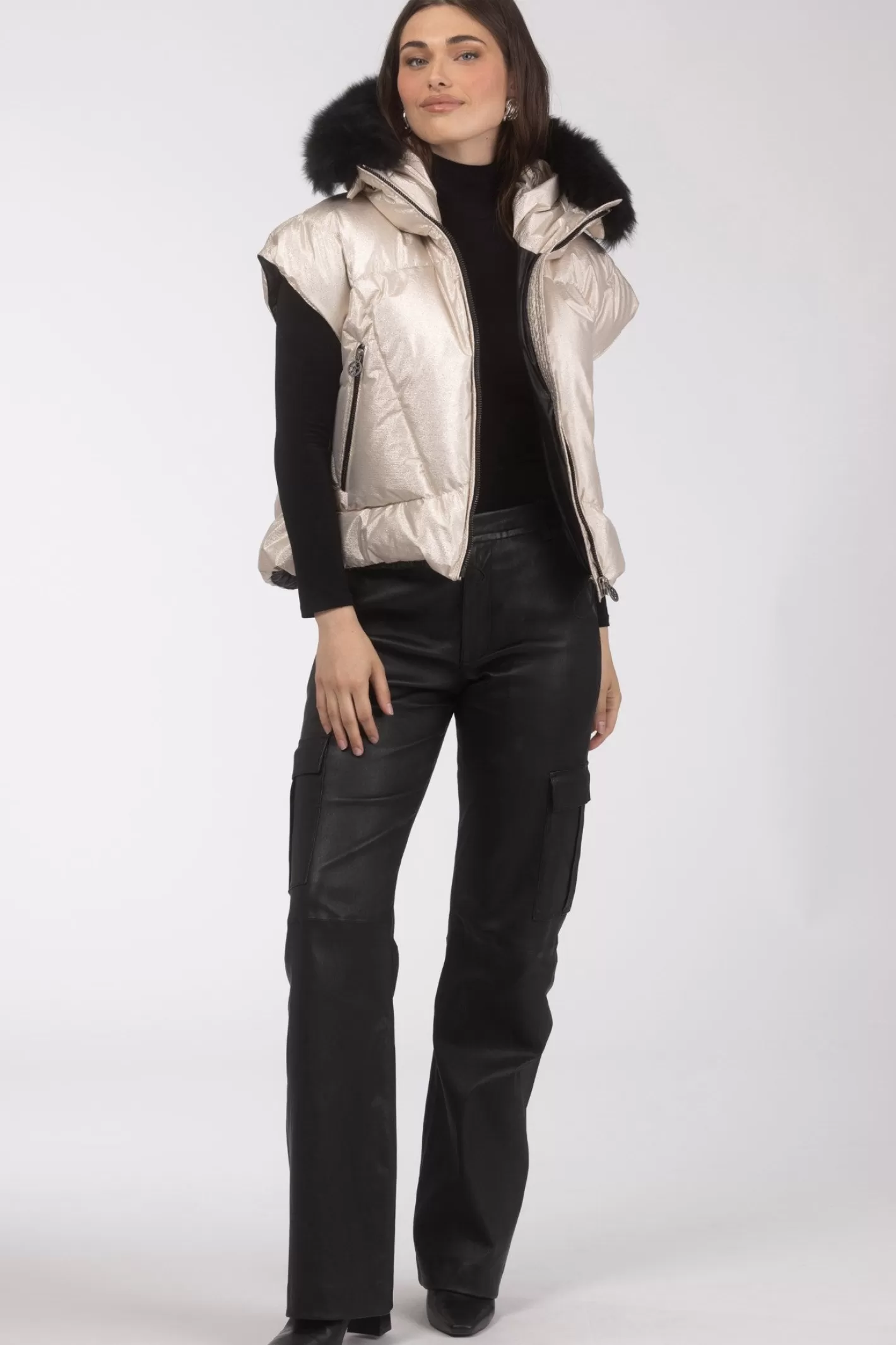 Veste Femme GORSKI Montréal - Capuche Amovible en Agneau Toscan pour Après-Ski Élégante  
Style Urbain Montagnard avec Doublure Détachable en Fourrure Naturelle  
Vêtement Chaud d'Extérieur Confortable avec Finitions Haut de Gamme