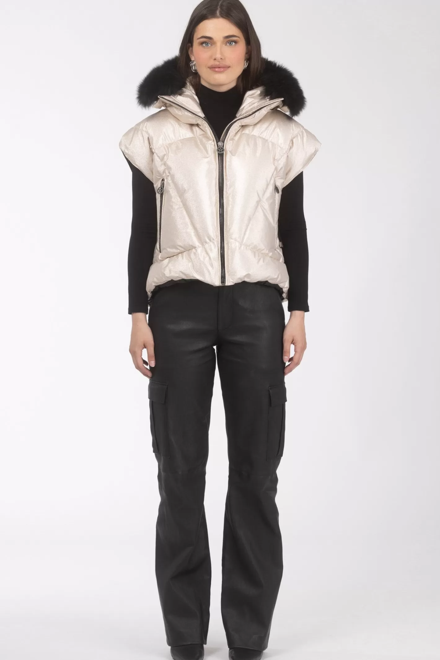 Veste Femme GORSKI Montréal - Capuche Amovible en Agneau Toscan pour Après-Ski Élégante  
Style Urbain Montagnard avec Doublure Détachable en Fourrure Naturelle  
Vêtement Chaud d'Extérieur Confortable avec Finitions Haut de Gamme