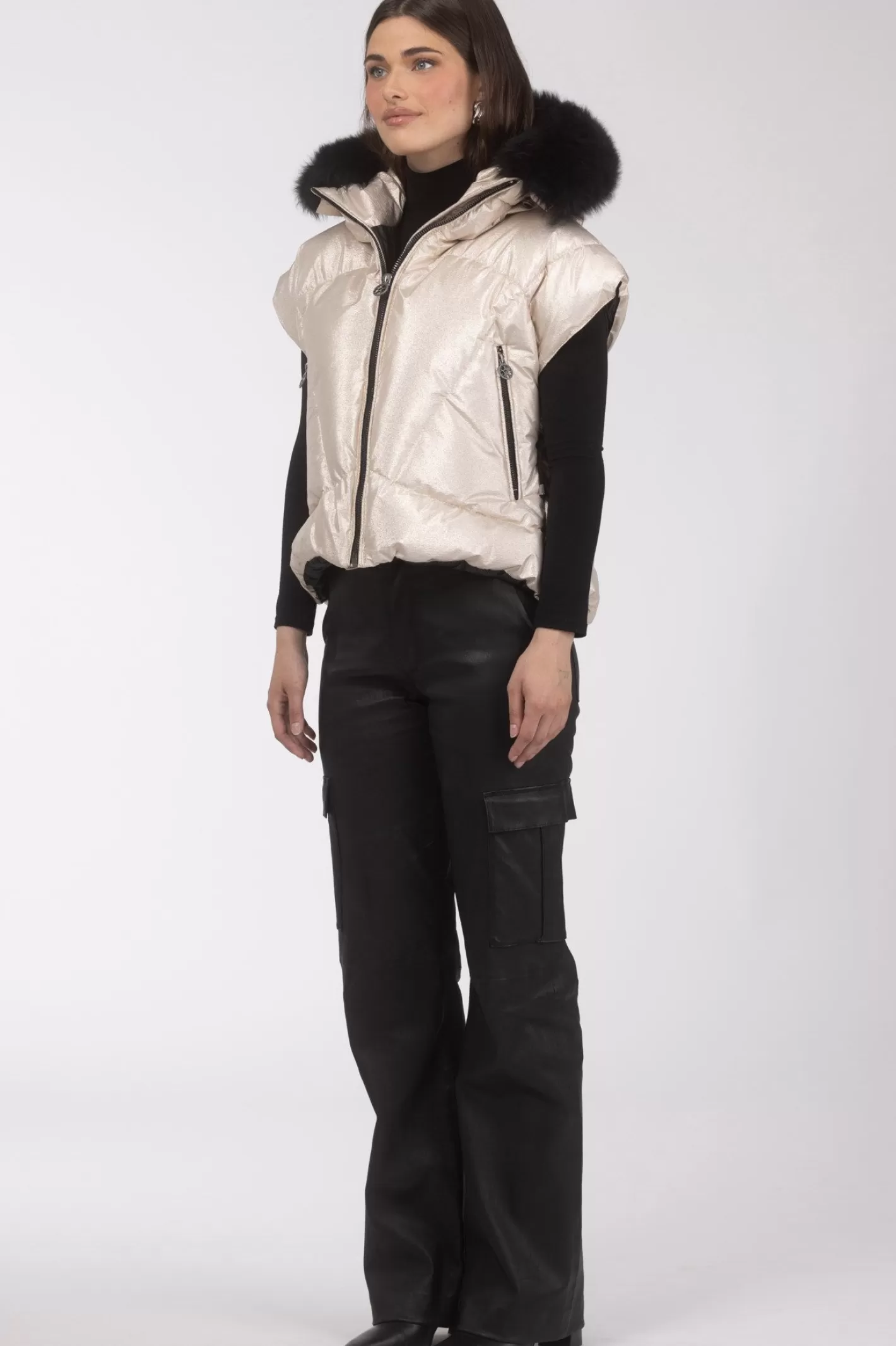 Veste Femme GORSKI Montréal - Capuche Amovible en Agneau Toscan pour Après-Ski Élégante  
Style Urbain Montagnard avec Doublure Détachable en Fourrure Naturelle  
Vêtement Chaud d'Extérieur Confortable avec Finitions Haut de Gamme