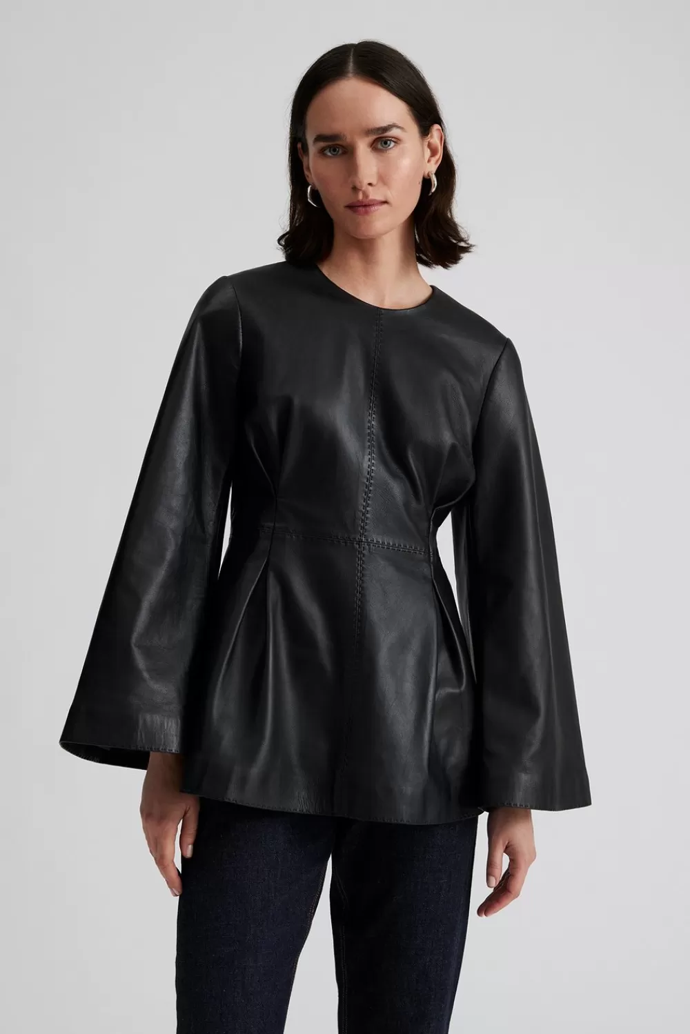 Blouse Chic Malina Arielle - Noir Absolu pour Élégance Intemporelle | Collection Automne-Hiver 2024 | Style Minimaliste & Polyvalent | Tissu Fluide Haute Qualité | Pour Une Silhouette Raffinée