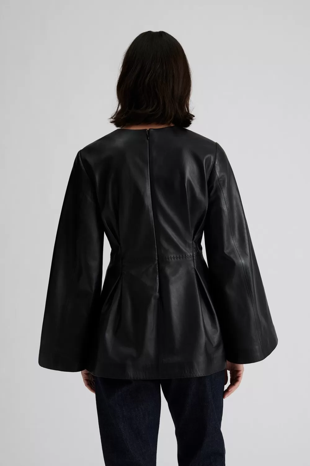 Blouse Chic Malina Arielle - Noir Absolu pour Élégance Intemporelle | Collection Automne-Hiver 2024 | Style Minimaliste & Polyvalent | Tissu Fluide Haute Qualité | Pour Une Silhouette Raffinée