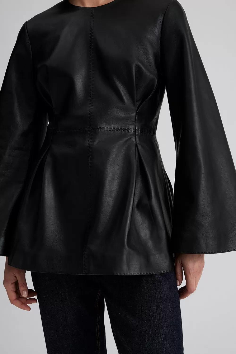 Blouse Chic Malina Arielle - Noir Absolu pour Élégance Intemporelle | Collection Automne-Hiver 2024 | Style Minimaliste & Polyvalent | Tissu Fluide Haute Qualité | Pour Une Silhouette Raffinée