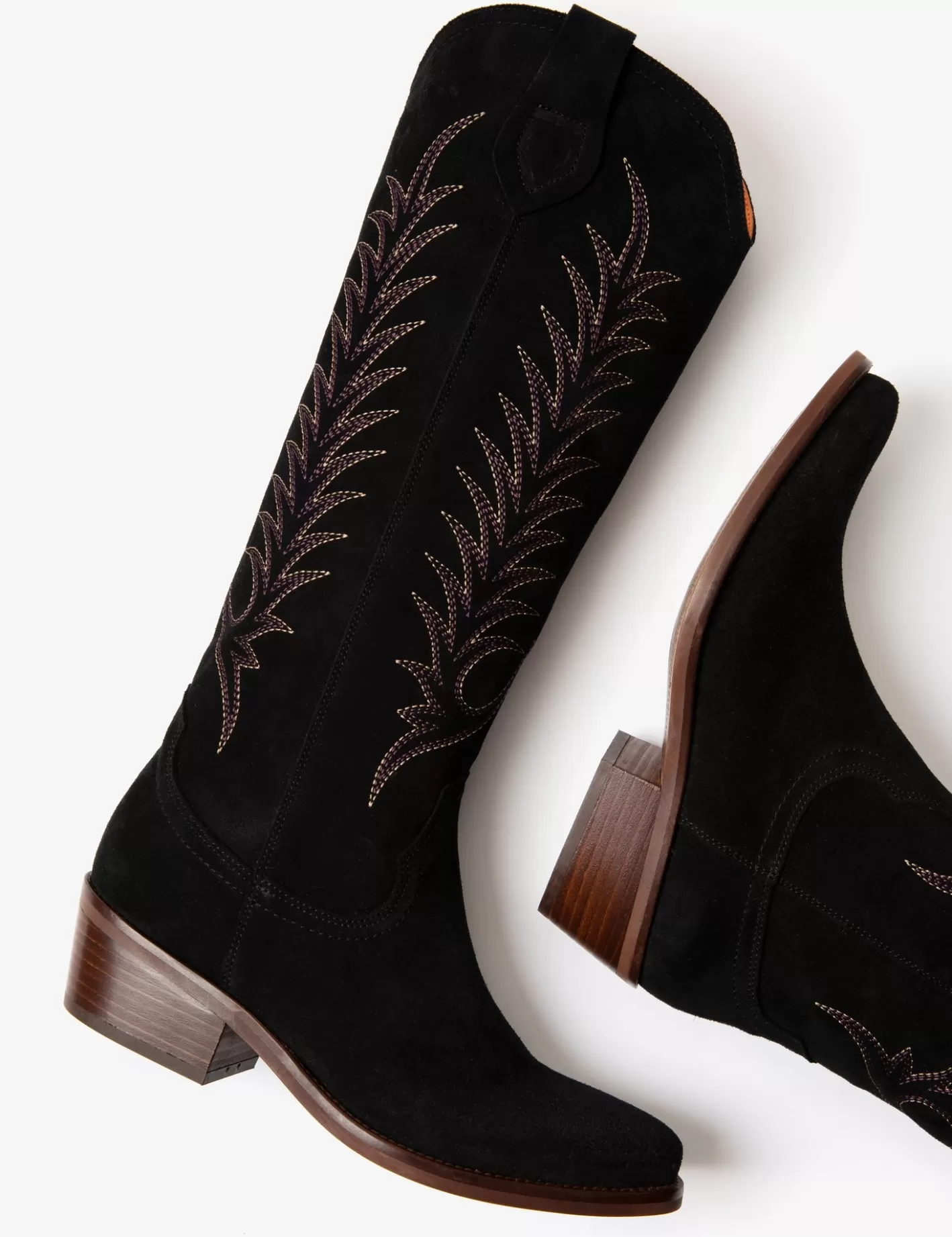 Bottes Cowboy en Daim Blanc Ivoire – Broderies Artisanales & Talon Élégant pour Homme | Style Urbain Printemps-Été | Chaussures Montantes Tendance
