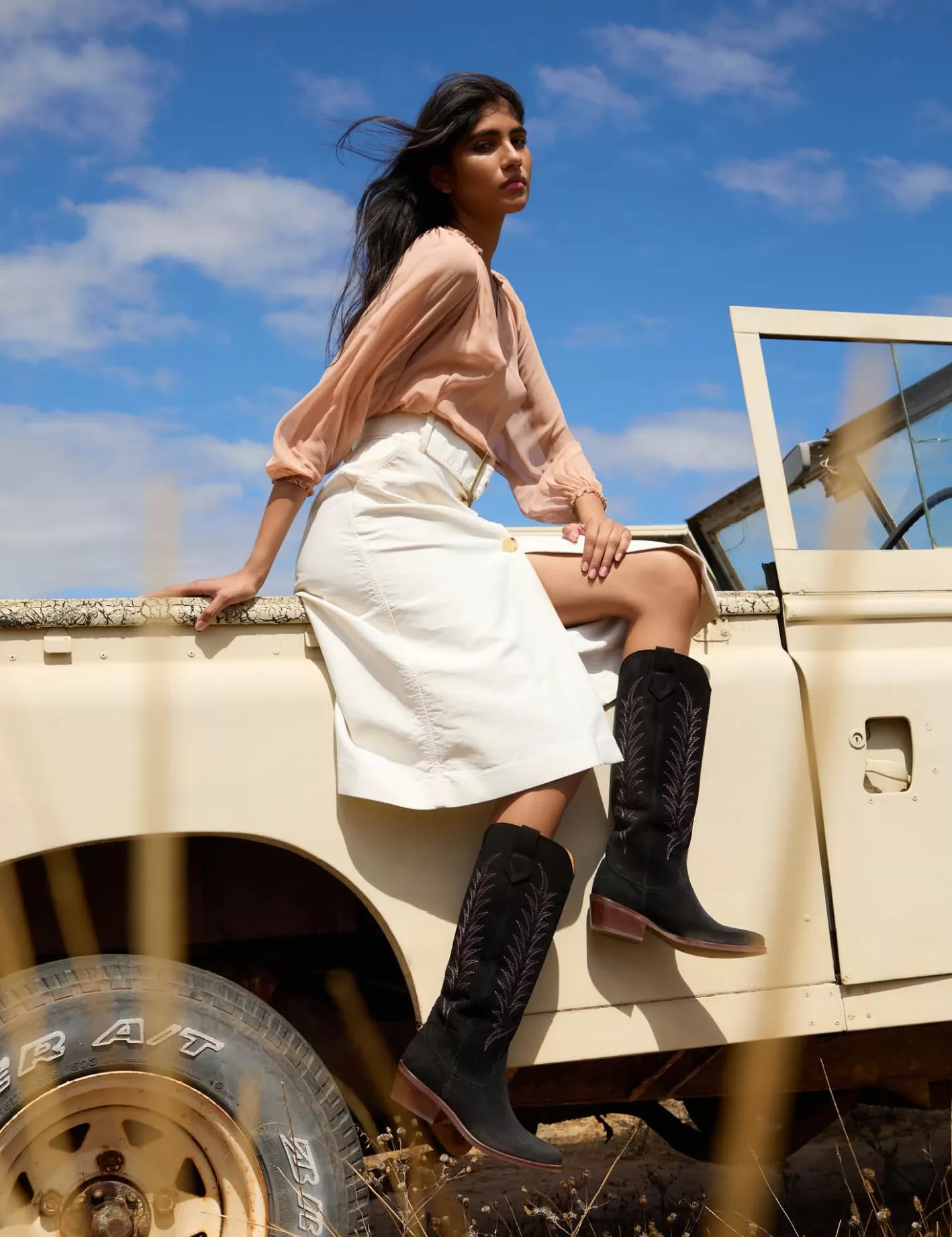 Bottes Cowboy en Daim Blanc Ivoire – Broderies Artisanales & Talon Élégant pour Homme | Style Urbain Printemps-Été | Chaussures Montantes Tendance