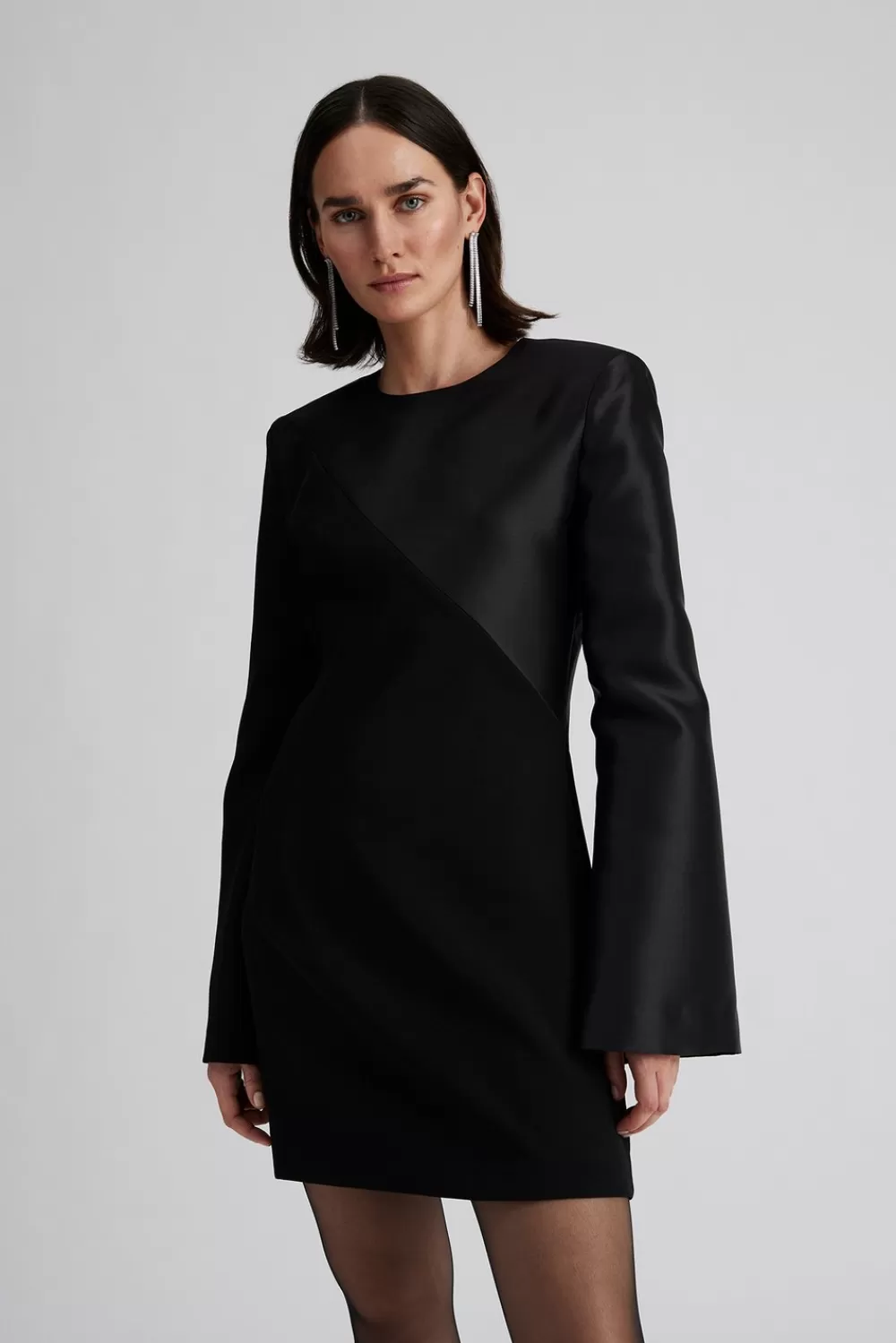 Élégante robe courte Malina Brenna en noir - Idéale pour l'été à prix doux