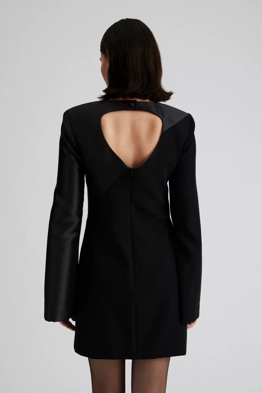 Élégante robe courte Malina Brenna en noir - Idéale pour l'été à prix doux