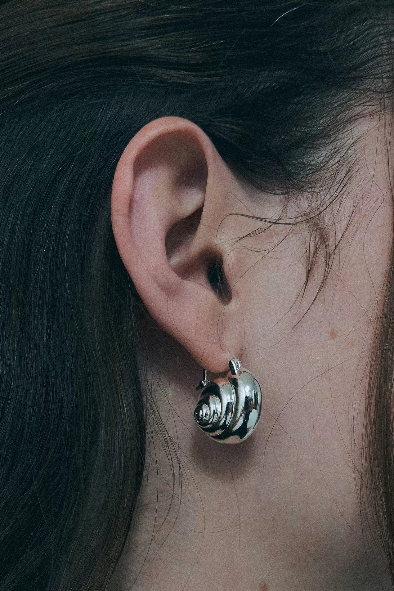 Boucles d'Oreilles Brioche en Métal Doré Sandy Liang - Bijoux Élégants Pour Femme