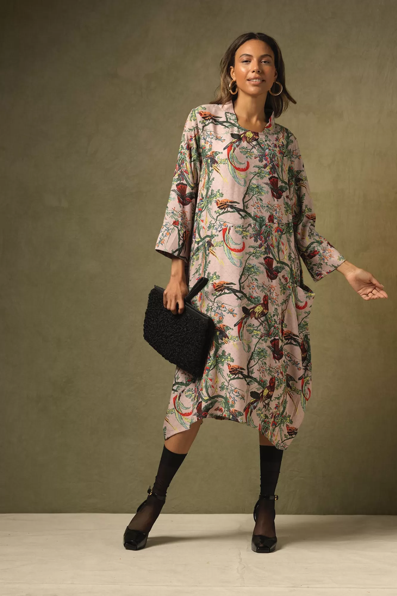 Robe Élégante Style Chinoiserie - Coupe Asymétrique Nuance Poudre avec Motif Céleste Étoilé