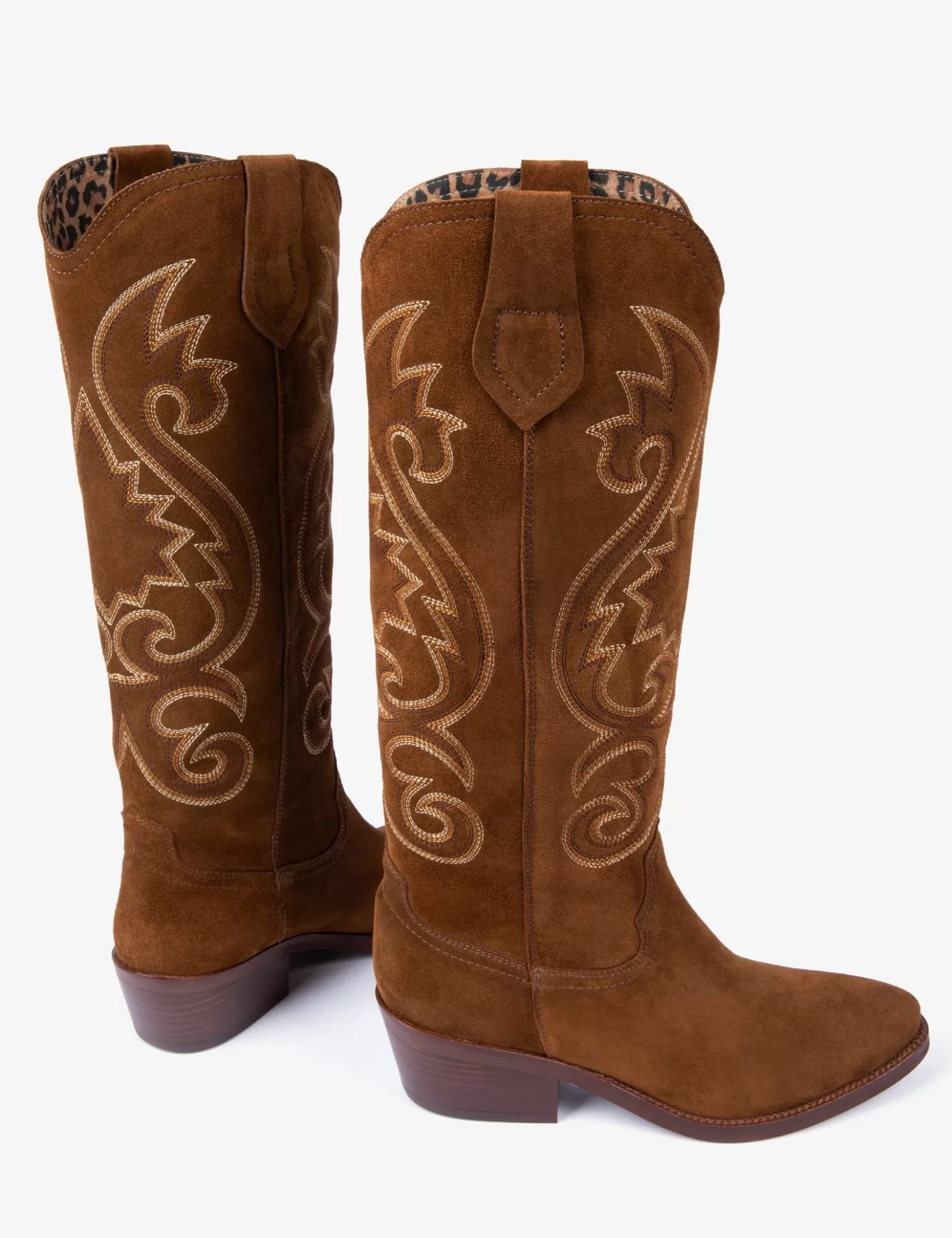 Bottes Cowgirl en Daim Brodées - Modèle Long Confortable pour Équitation Western (Marron Fauve) | Chaussures d'Aventure Marque Texas - Style Ranch avec Motifs Artisanaux | Taille Haute pour Randonnée Équestre