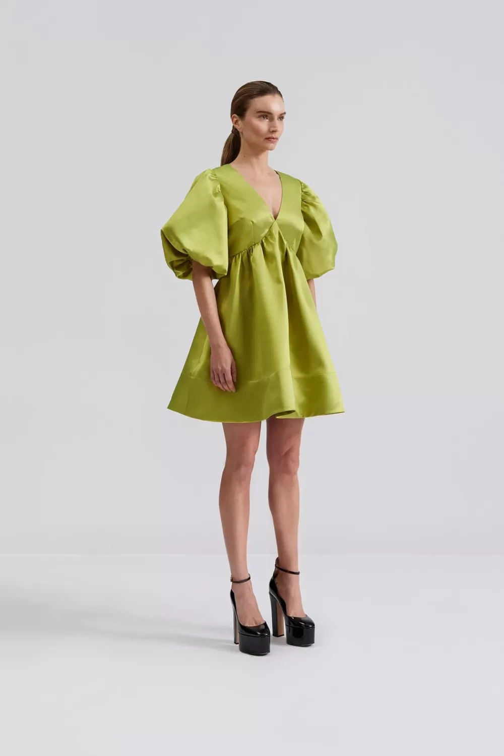 1. Malina Dana - Robe Mini Élégante en Tissu Lime Tendance Estivale  
2. Nouvelle Robe Courte Malina Dana - Style Moderne Vert Citron pour un Look Frais  
3. Robe d'Été Malina-Dana en Tonalités Lime Vif - Légère avec Détails Floraux