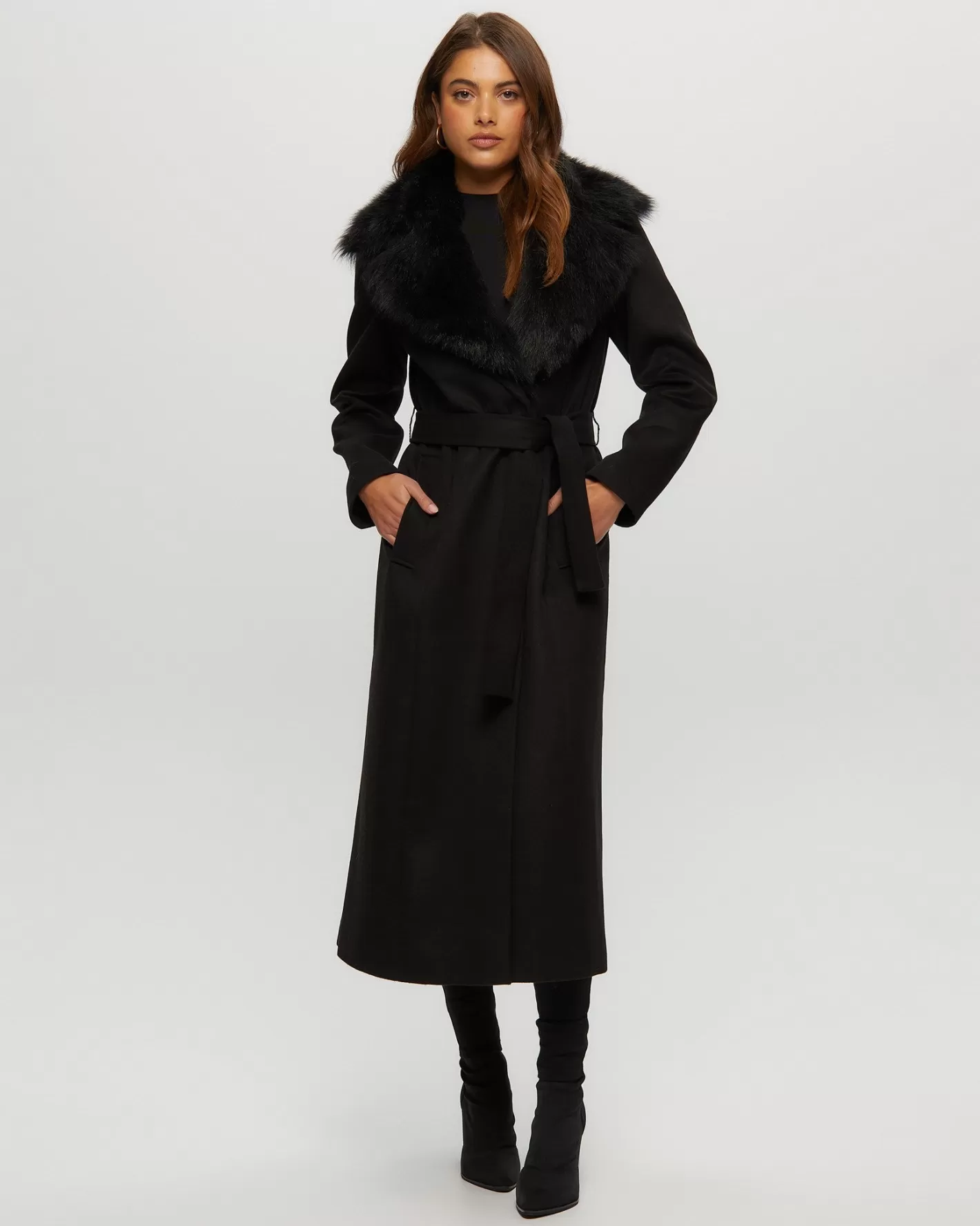 Manteau d'hiver féminin Montréal - Coupe élégante avec col en agneau shearling toscane et ceinture assortie | Marque GORSKI | Tissu épais isolant, capuche amovible et poches fonctionnelles | Style urbain chic pour saison froide