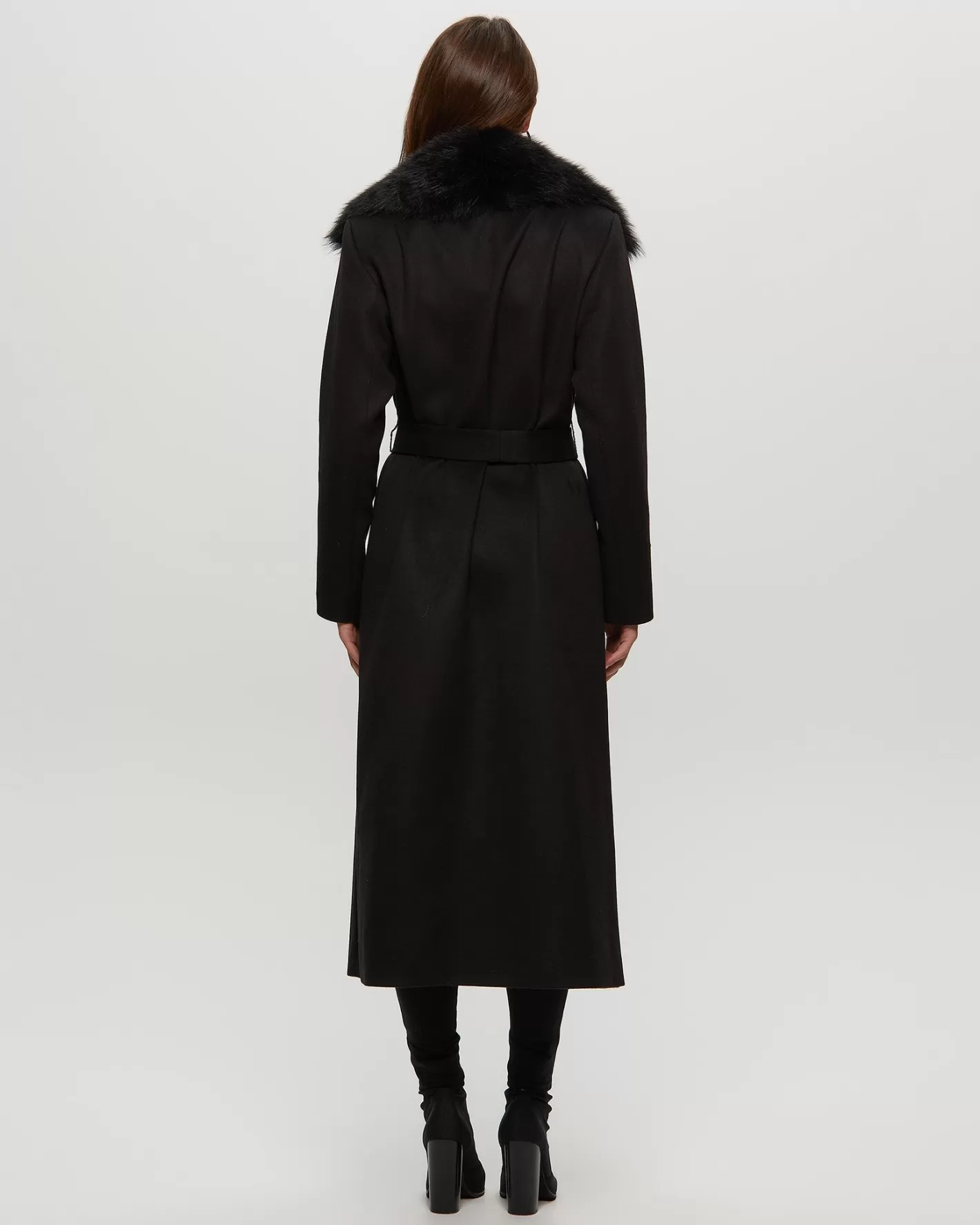 Manteau d'hiver féminin Montréal - Coupe élégante avec col en agneau shearling toscane et ceinture assortie | Marque GORSKI | Tissu épais isolant, capuche amovible et poches fonctionnelles | Style urbain chic pour saison froide