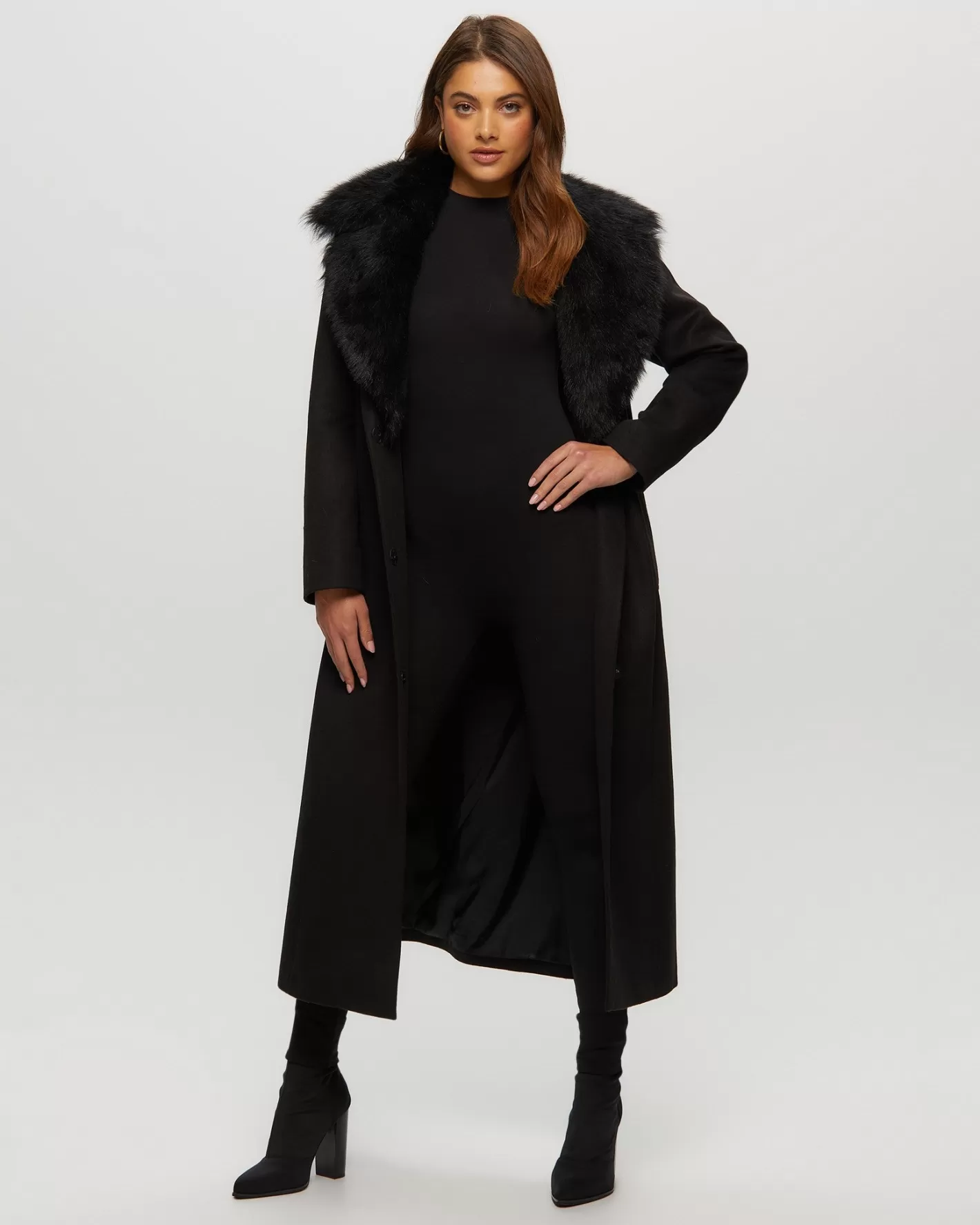 Manteau d'hiver féminin Montréal - Coupe élégante avec col en agneau shearling toscane et ceinture assortie | Marque GORSKI | Tissu épais isolant, capuche amovible et poches fonctionnelles | Style urbain chic pour saison froide