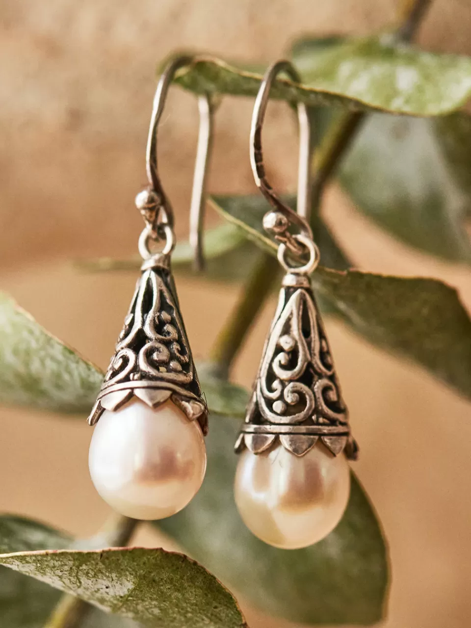 Boucles d'oreilles gouttes ajourées nacrées - Création printanière élégante April Cornell