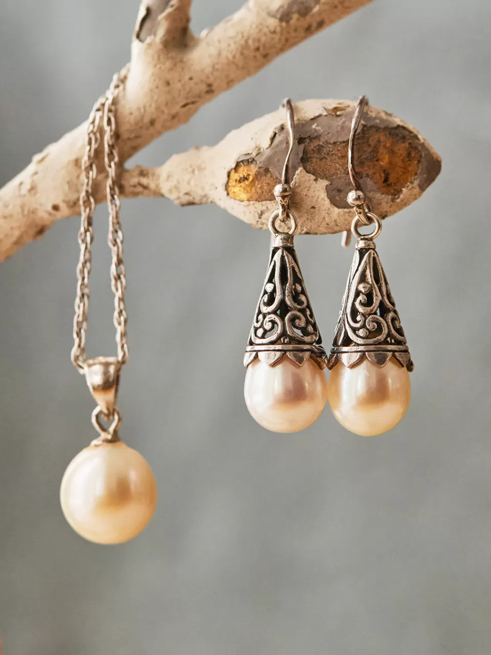 Boucles d'oreilles gouttes ajourées nacrées - Création printanière élégante April Cornell