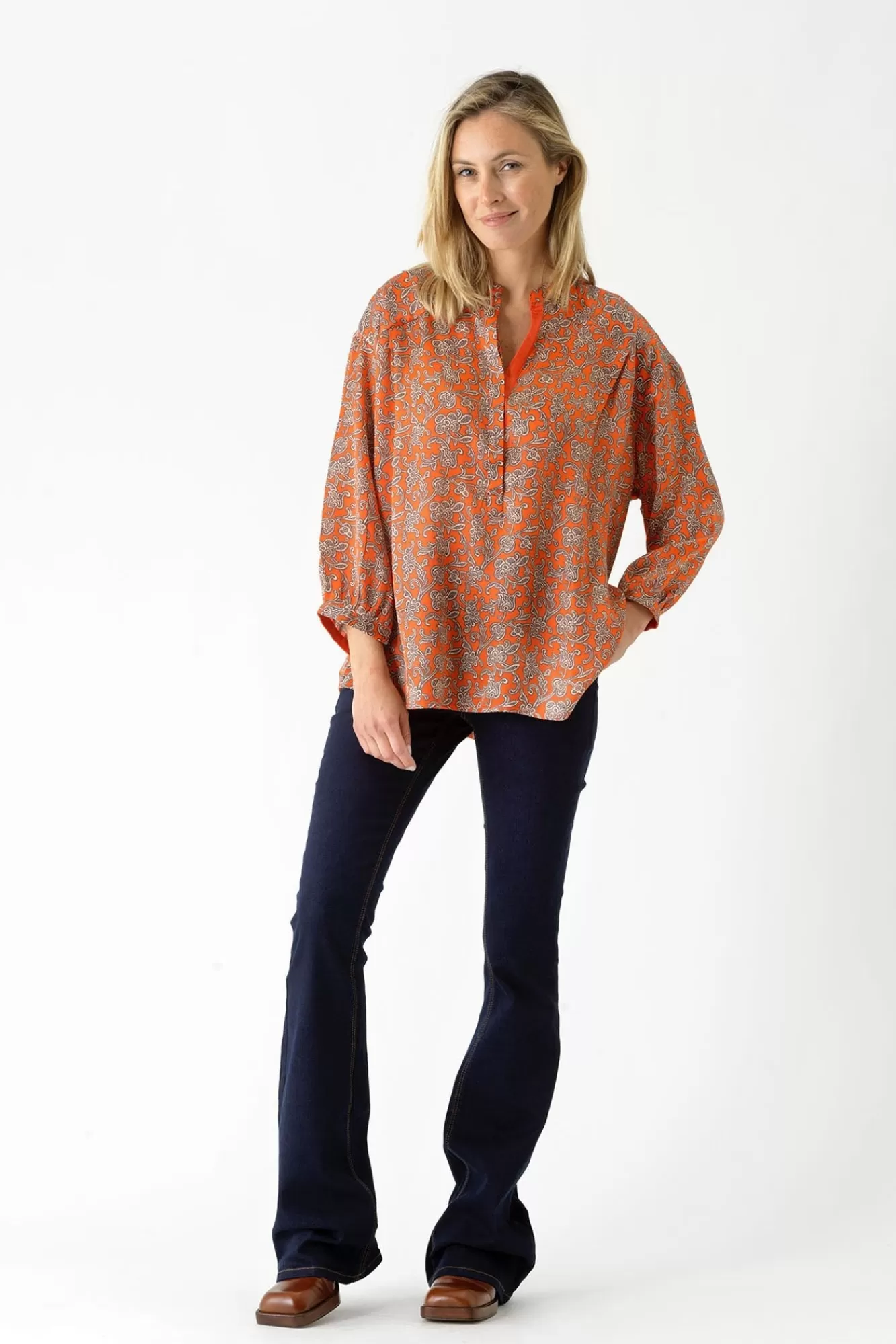 Chemise Darcy Élégante pour Femme – Imprimé Fleuri Paisley Orangé Tendance Cent Étoiles