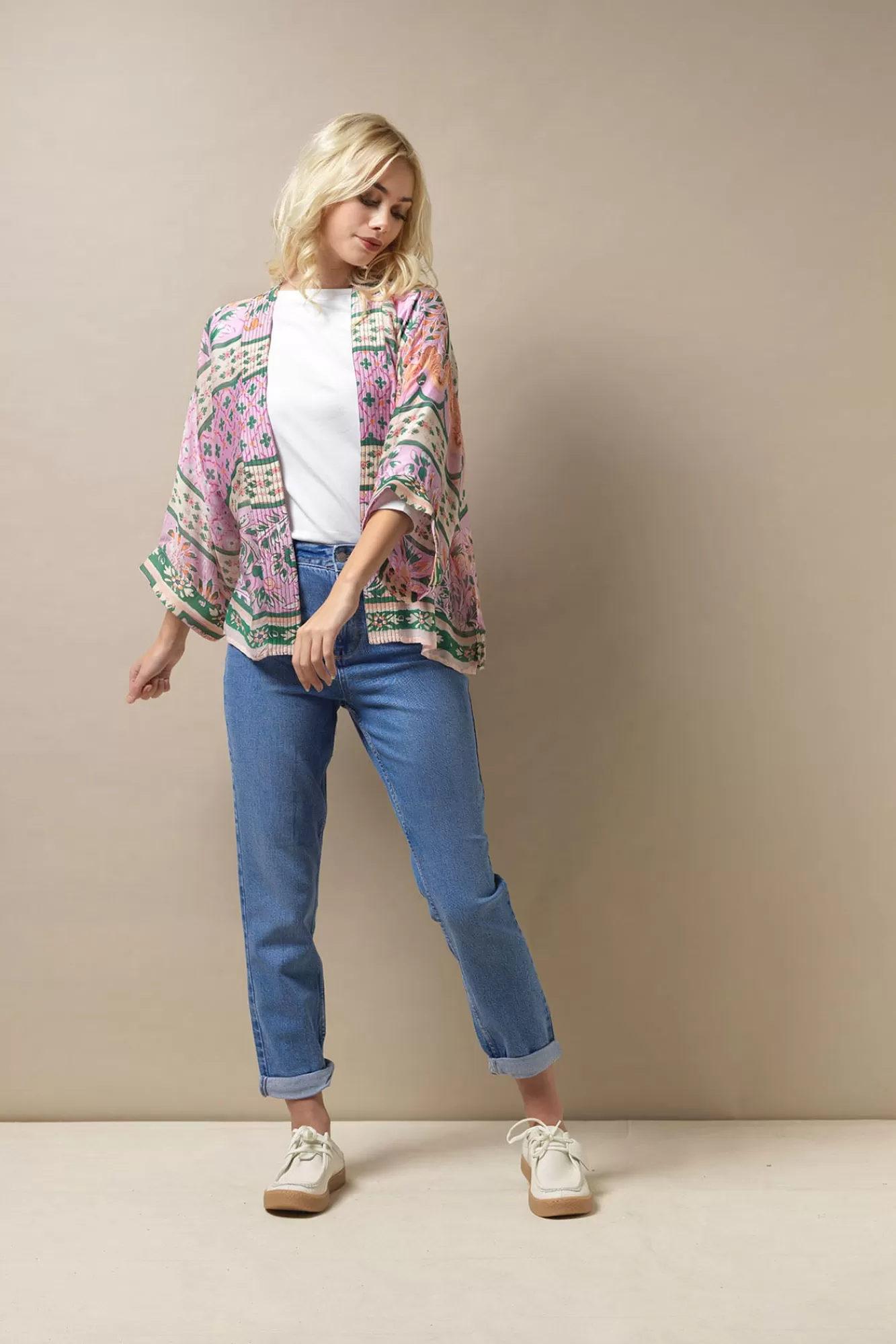 Kimono Courte Femme « Cent Étoiles » – Broderie Florale Ethnique en Rose Poudré