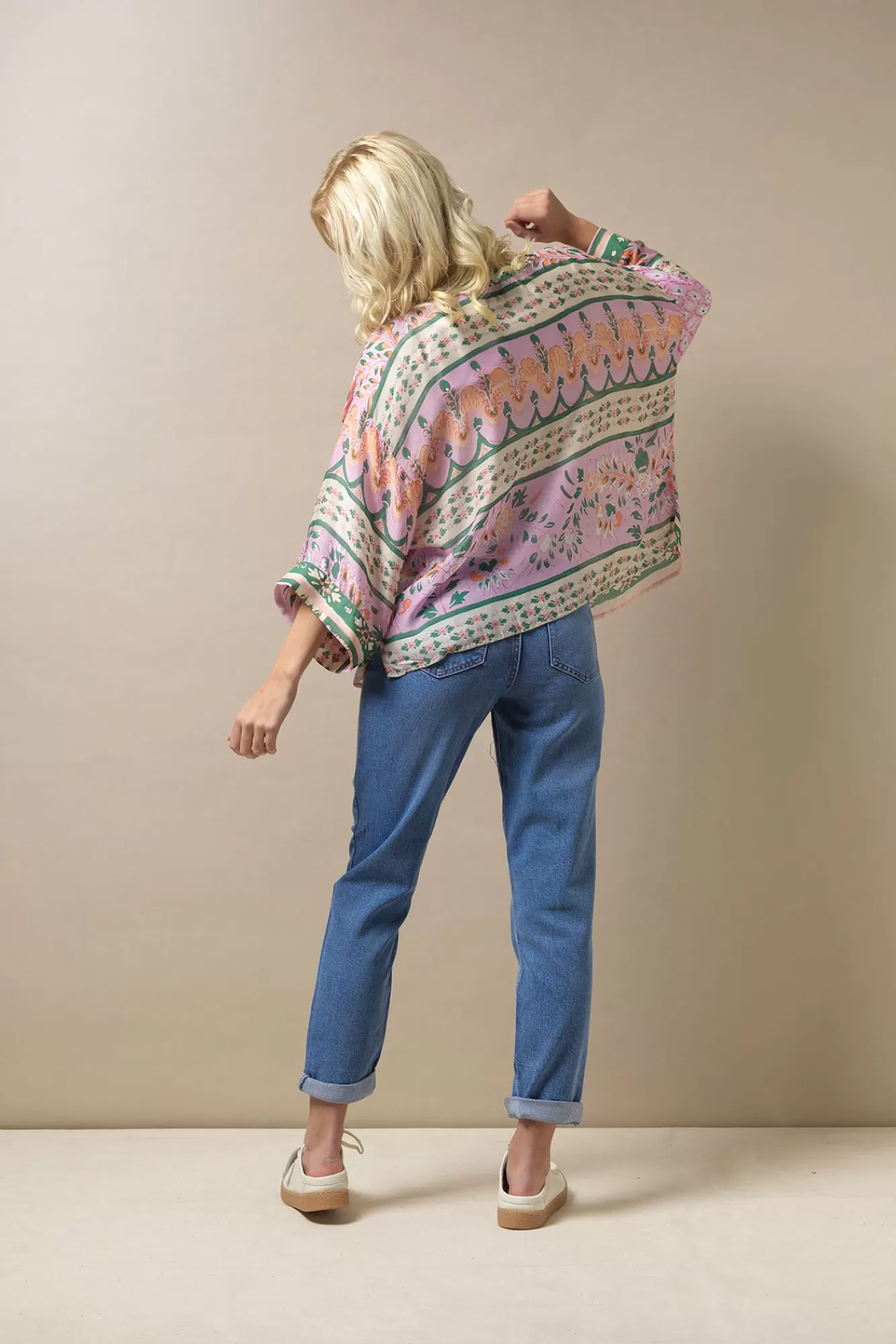 Kimono Courte Femme « Cent Étoiles » – Broderie Florale Ethnique en Rose Poudré