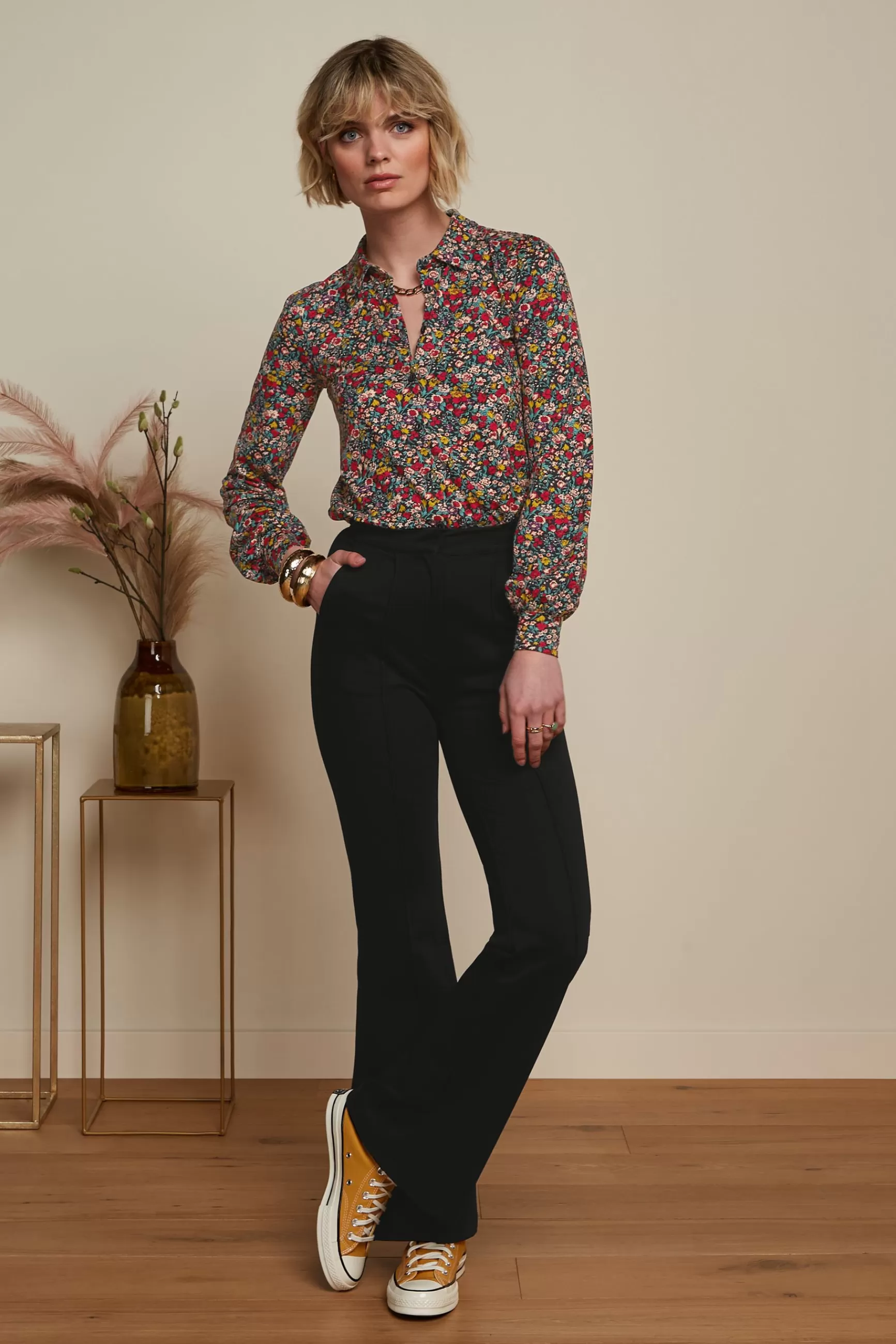 Pantalon élégant King Louie - Coupe Gael à pinces repassées nuance Aurora pour femme 

[Version améliorée avec : 
- Structure syntaxique naturelle en français 
- Ajout de descripteurs sensoriels (élégant, nuance) 
- Variation lexicale (coupe/pinces au lieu de pintuck) 
- Formulation moins mécanique tout en conservant les termes techniques 
- Marque positionnée naturellement 
- Code couleur intégré grammaticalement]