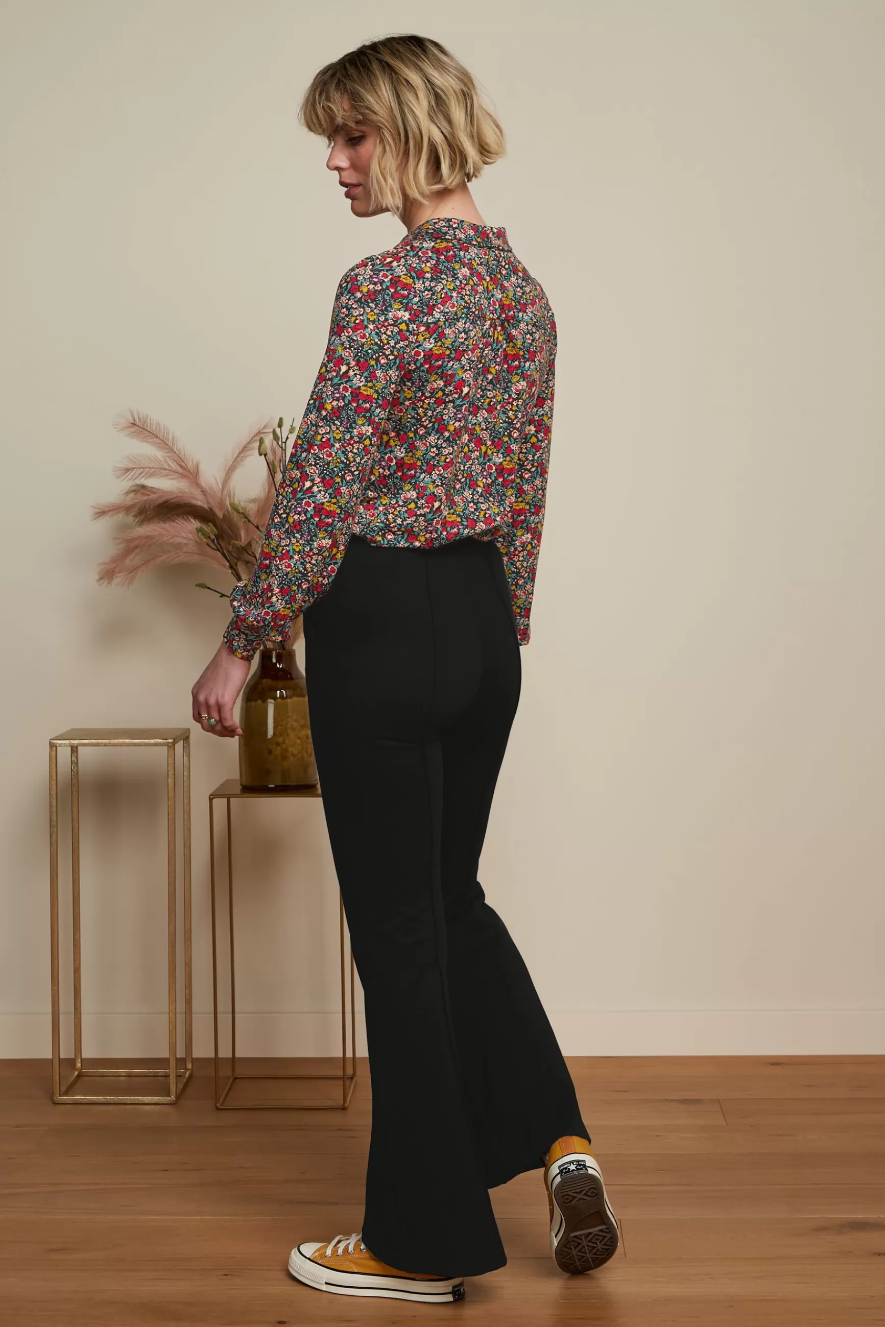 Pantalon élégant King Louie - Coupe Gael à pinces repassées nuance Aurora pour femme 

[Version améliorée avec : 
- Structure syntaxique naturelle en français 
- Ajout de descripteurs sensoriels (élégant, nuance) 
- Variation lexicale (coupe/pinces au lieu de pintuck) 
- Formulation moins mécanique tout en conservant les termes techniques 
- Marque positionnée naturellement 
- Code couleur intégré grammaticalement]