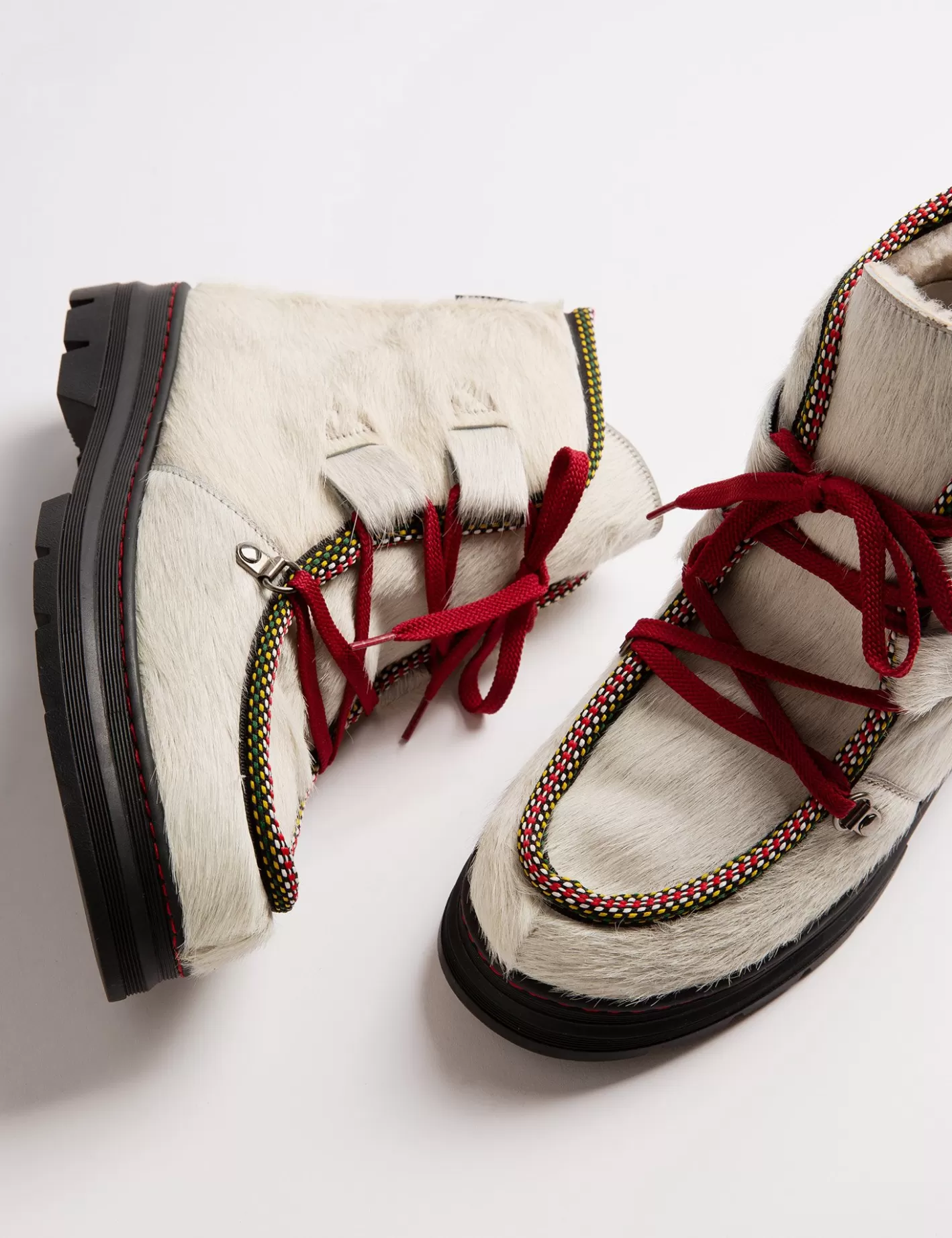 Découvrez nos Bottes à Lacets Exceptionnelles - Doublure en Laine et Mouton Retourné pour un Confort Optimal 

(Alternative plus naturelle en français courant)  
