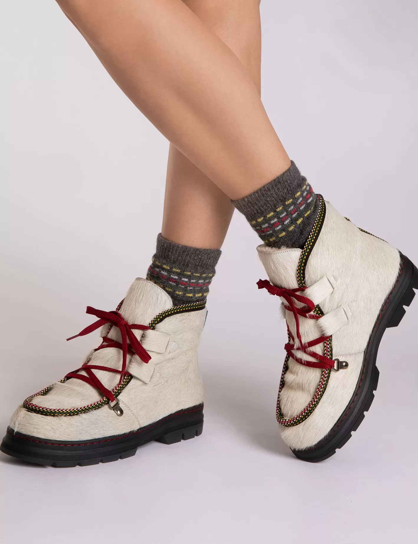Découvrez nos Bottes à Lacets Exceptionnelles - Doublure en Laine et Mouton Retourné pour un Confort Optimal 

(Alternative plus naturelle en français courant)  

