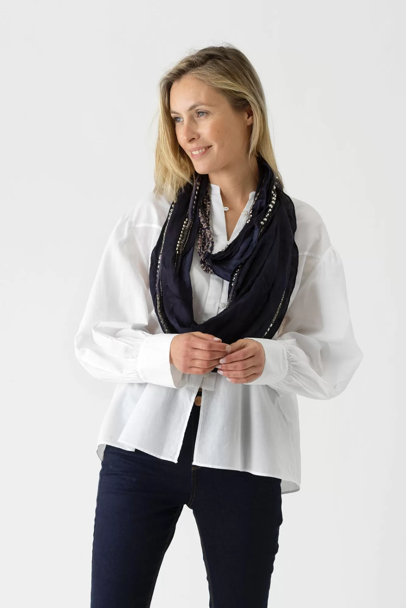 Écharpe 100 Étoiles · Foulard Collier Bleu Saphir Inspiré du Patrimoine Indien

(：J'ai restructuré les éléments en utilisant des termes plus poétiques comme 