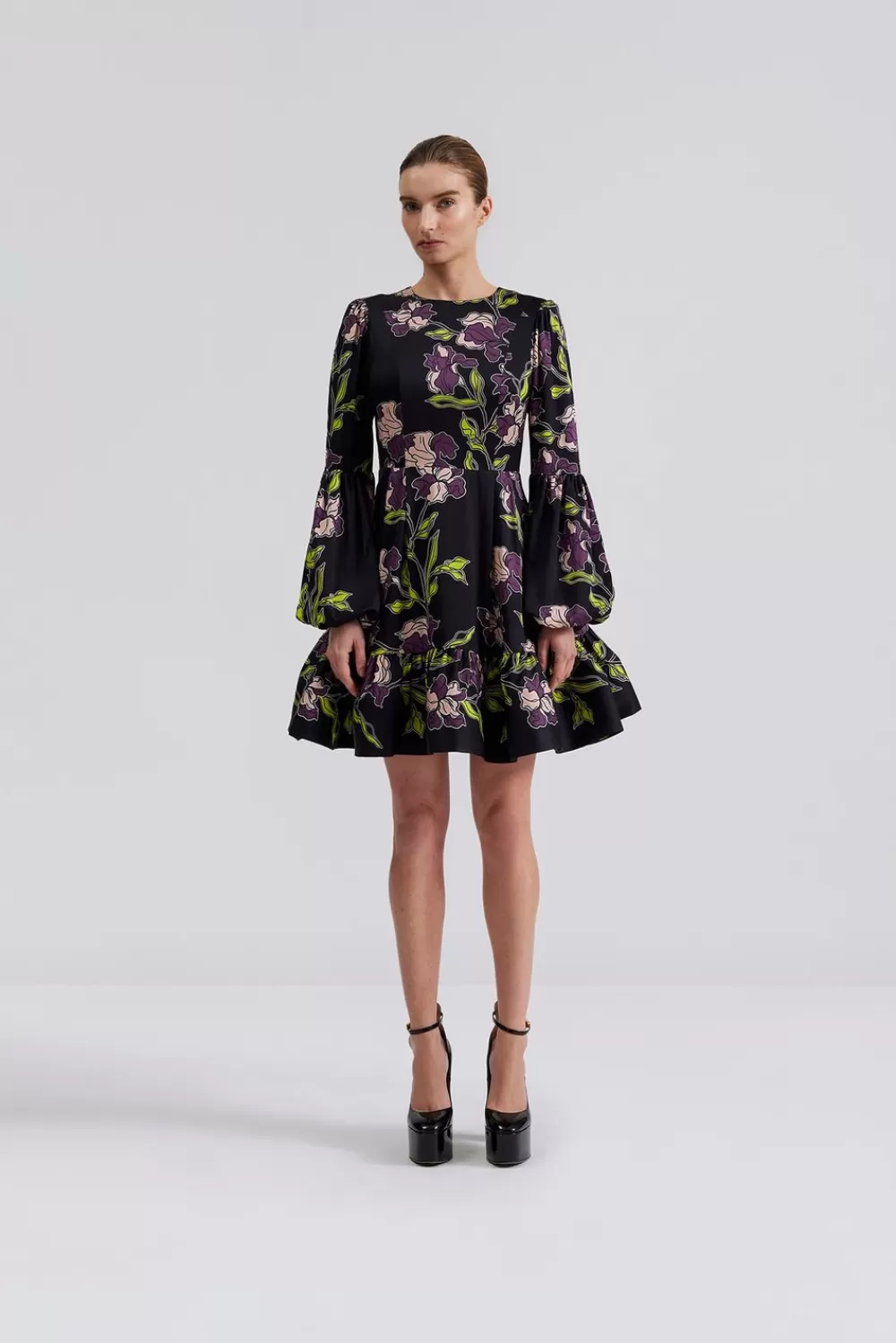 Robe courte Malina Jasmine - Imprimé floral automnal noir en promotion exclusive