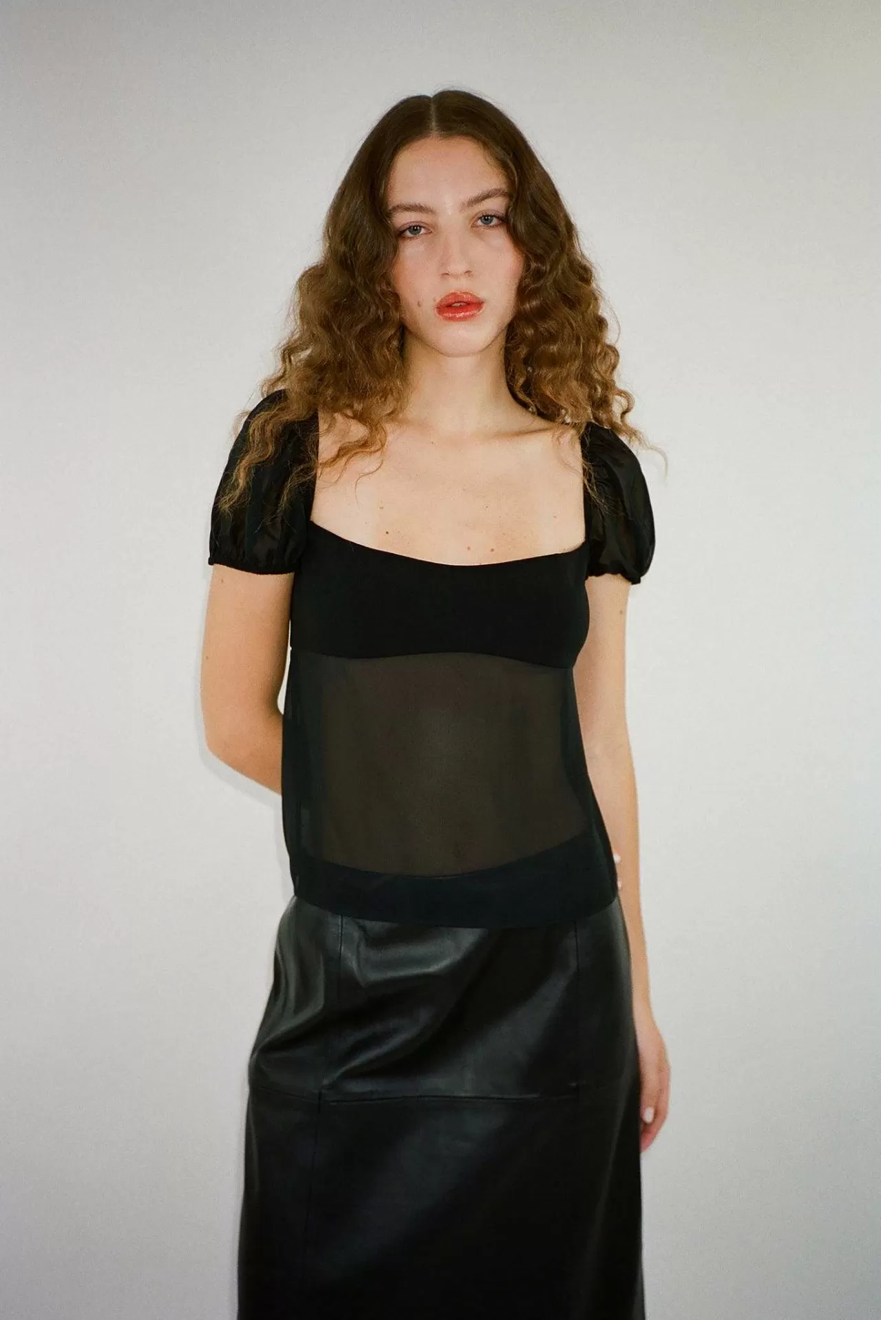 Sandy Liang présente le top Katina - Découpé avec raffinement pour femme dans un noir élégant. Une touche intemporelle qui sublime toutes silhouettes. Pièce essentielle pour une garde-robe stylée.