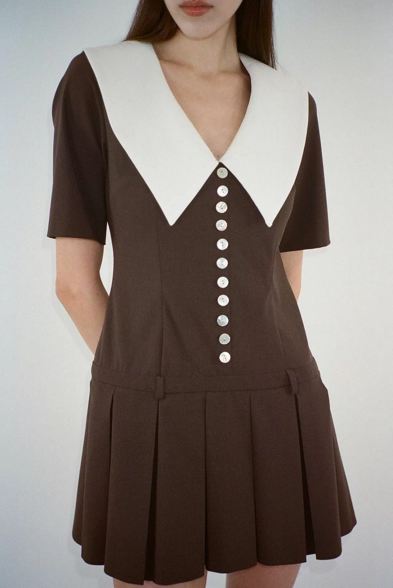 Robe Kerry Marron par Sandy Liang - Modèle Printemps pour Élégance Urbaine