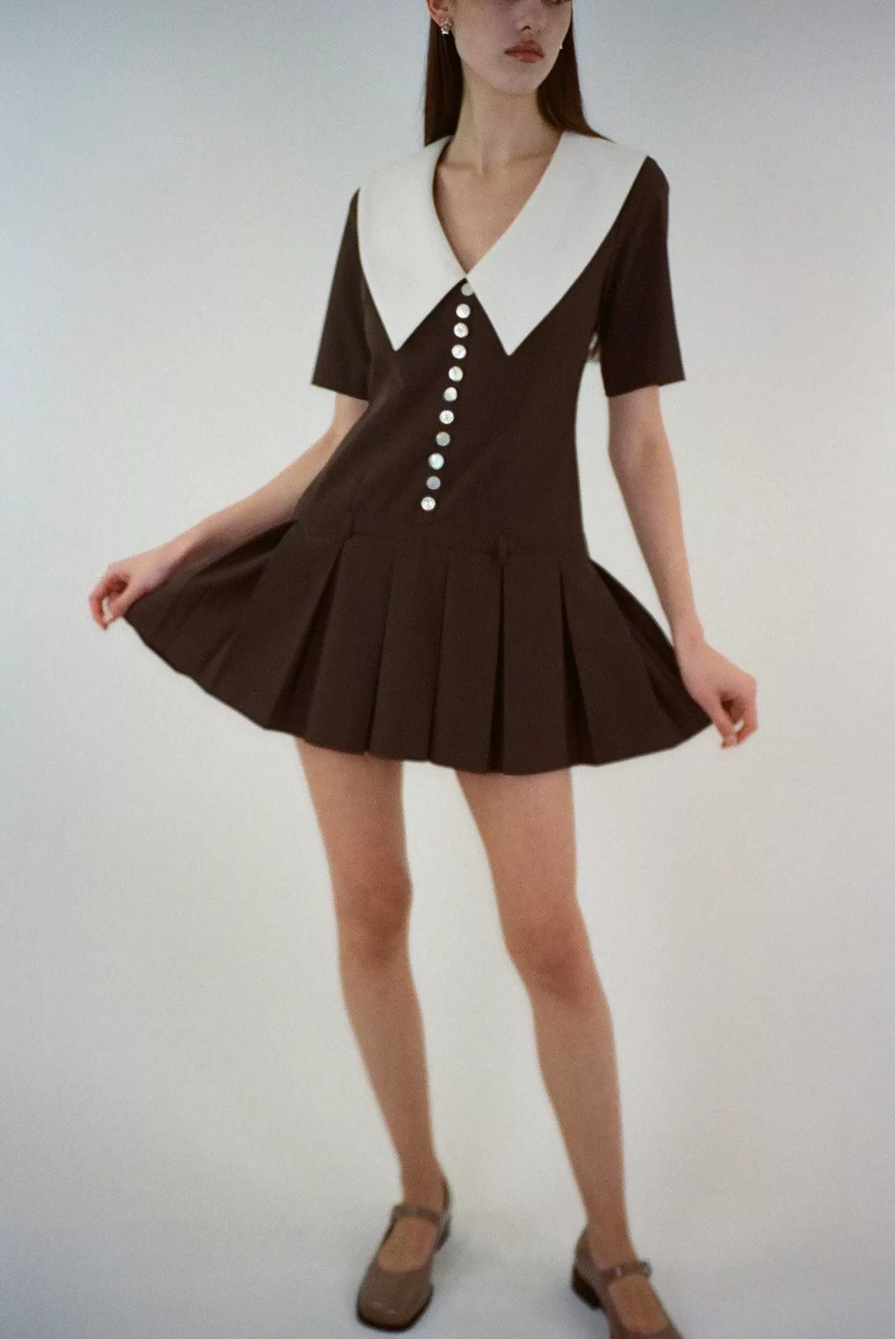Robe Kerry Marron par Sandy Liang - Modèle Printemps pour Élégance Urbaine