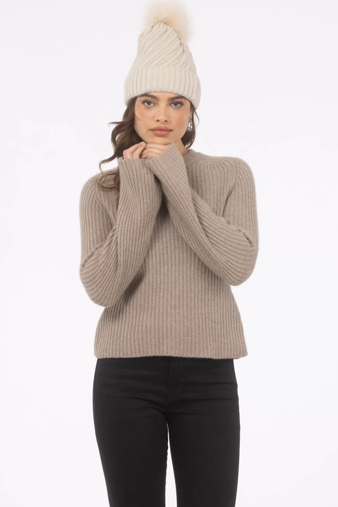 Bonnet femme tricoté main GORSKI - Style Montréal avec pompon en laine d'agneau premium