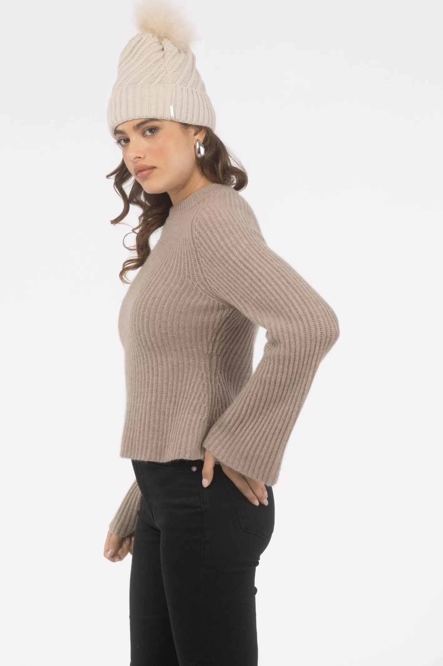 Bonnet femme tricoté main GORSKI - Style Montréal avec pompon en laine d'agneau premium