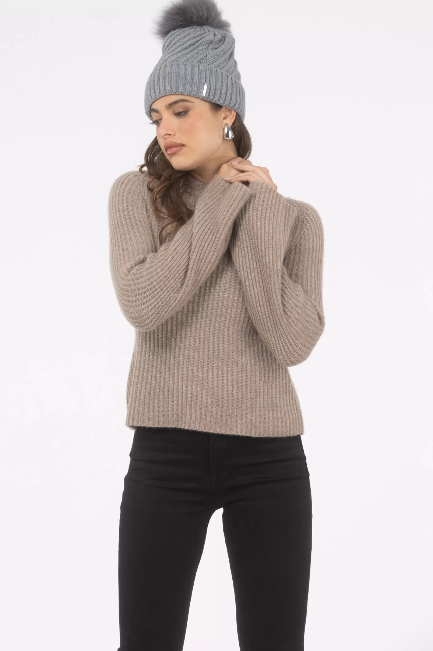 Bonnet femme tricoté main GORSKI - Style Montréal avec pompon en laine d'agneau premium