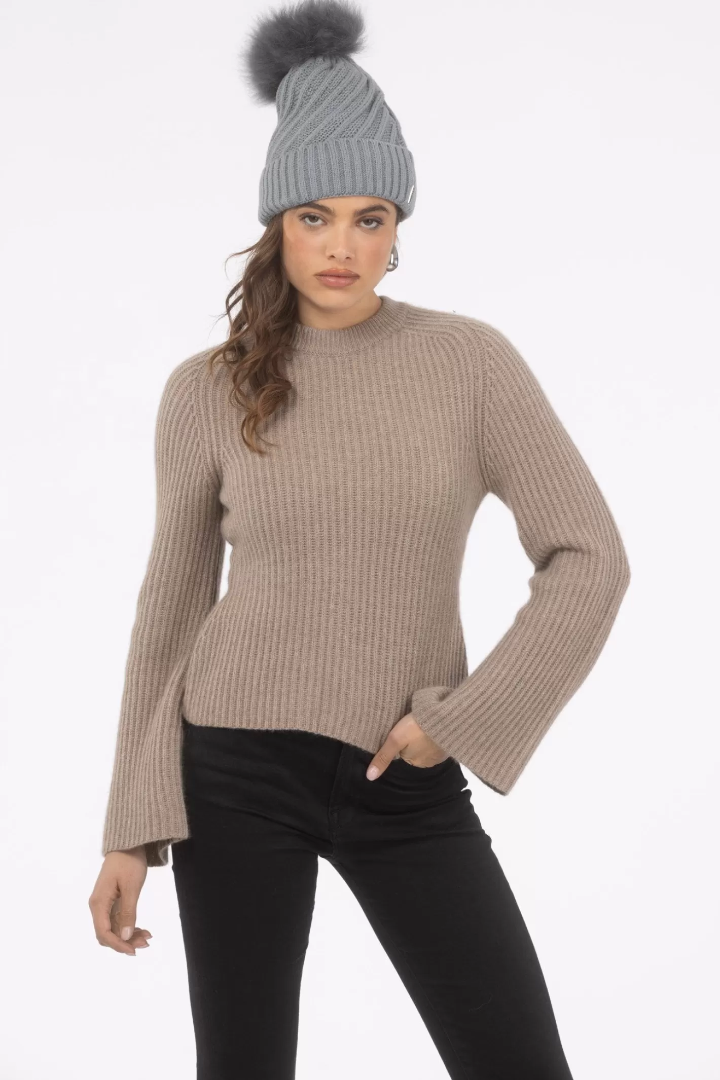 Bonnet femme tricoté main GORSKI - Style Montréal avec pompon en laine d'agneau premium