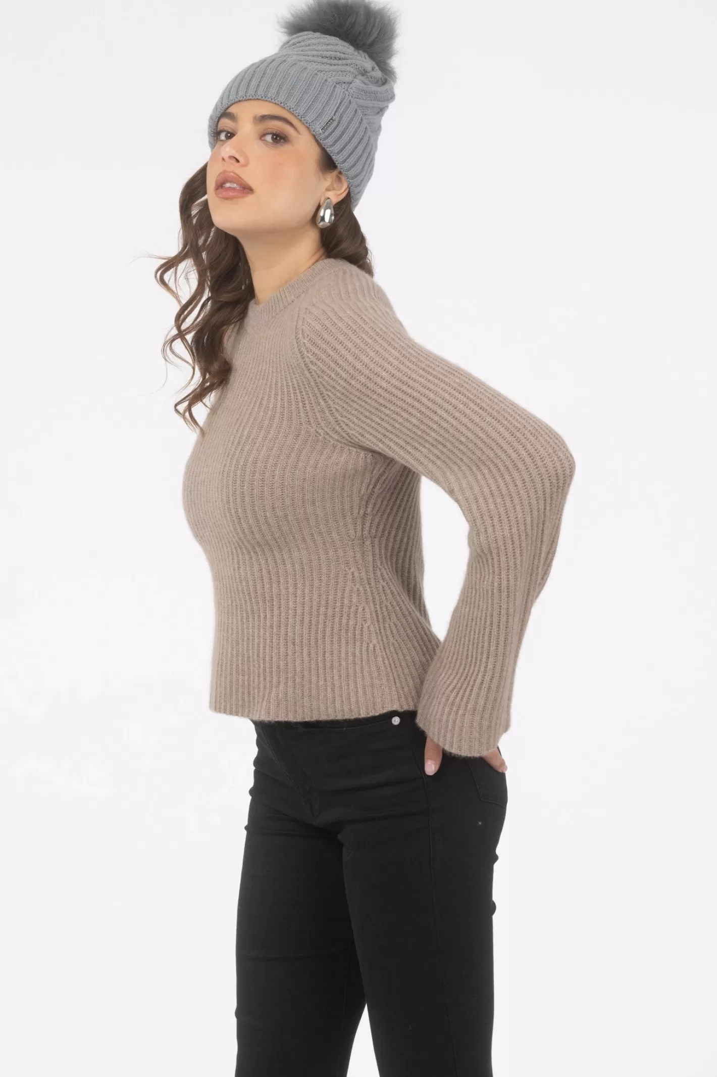 Bonnet femme tricoté main GORSKI - Style Montréal avec pompon en laine d'agneau premium