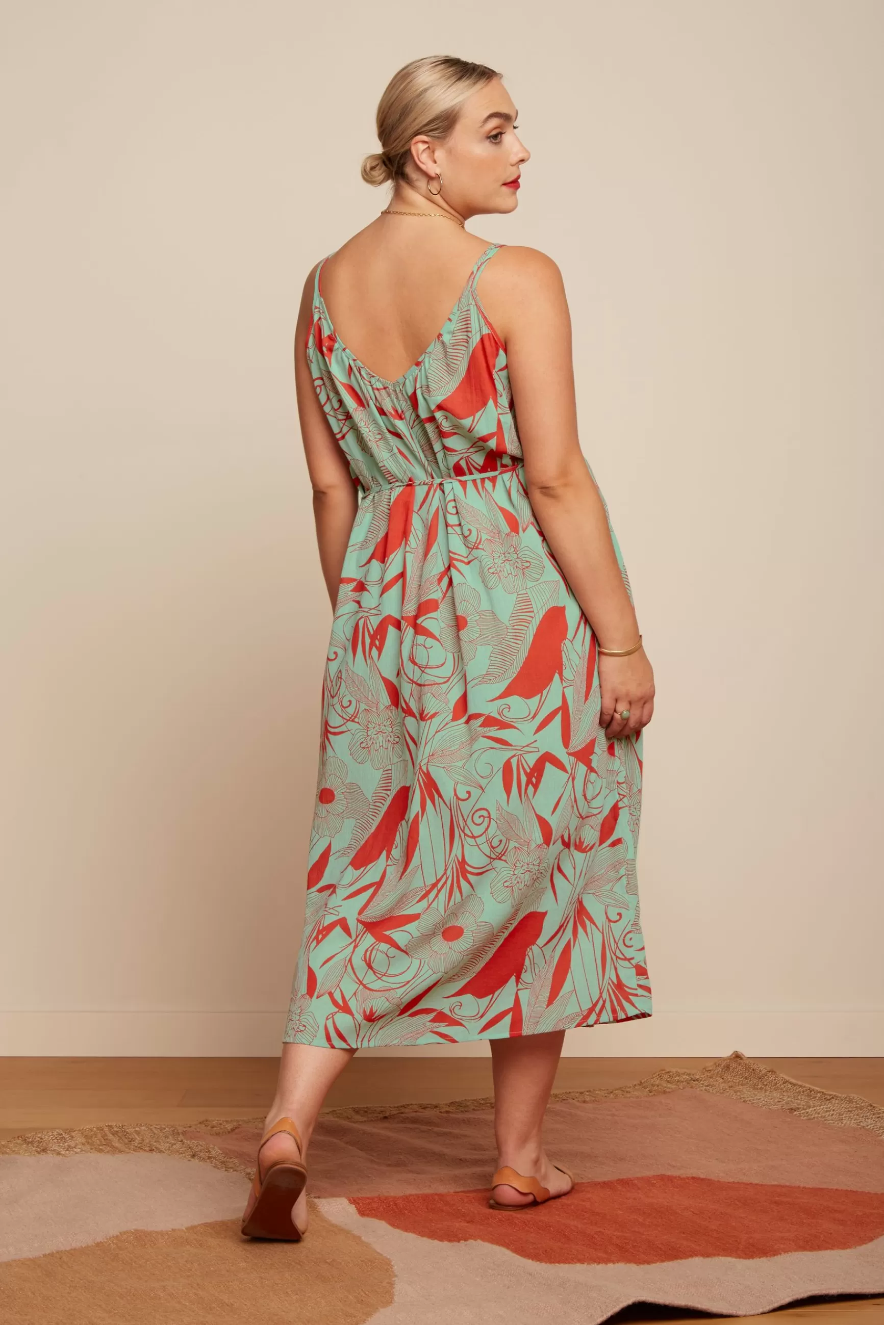 Robe Midi Lara Élégante - King Louie by DAMES Paris | Tendance Printemps-Été 2024 | Couleur Kaki Sable