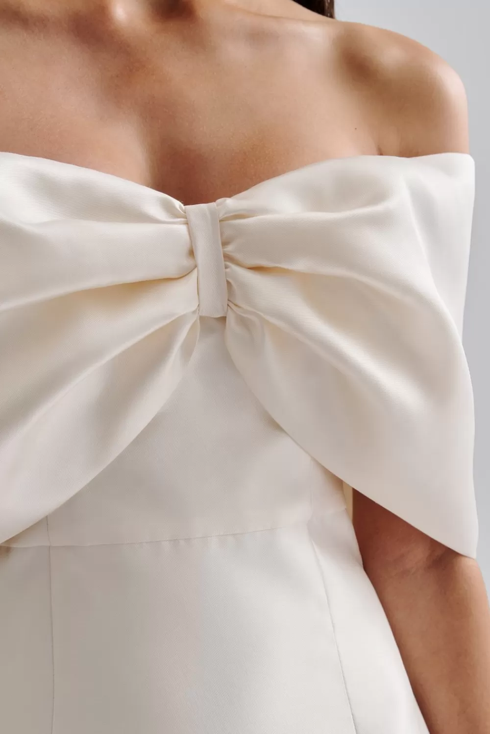 Malina Lilia - Mini-Robe Bohème en Dentelle Ivoire avec Broderies Dorées | Collection Élégante Boutique