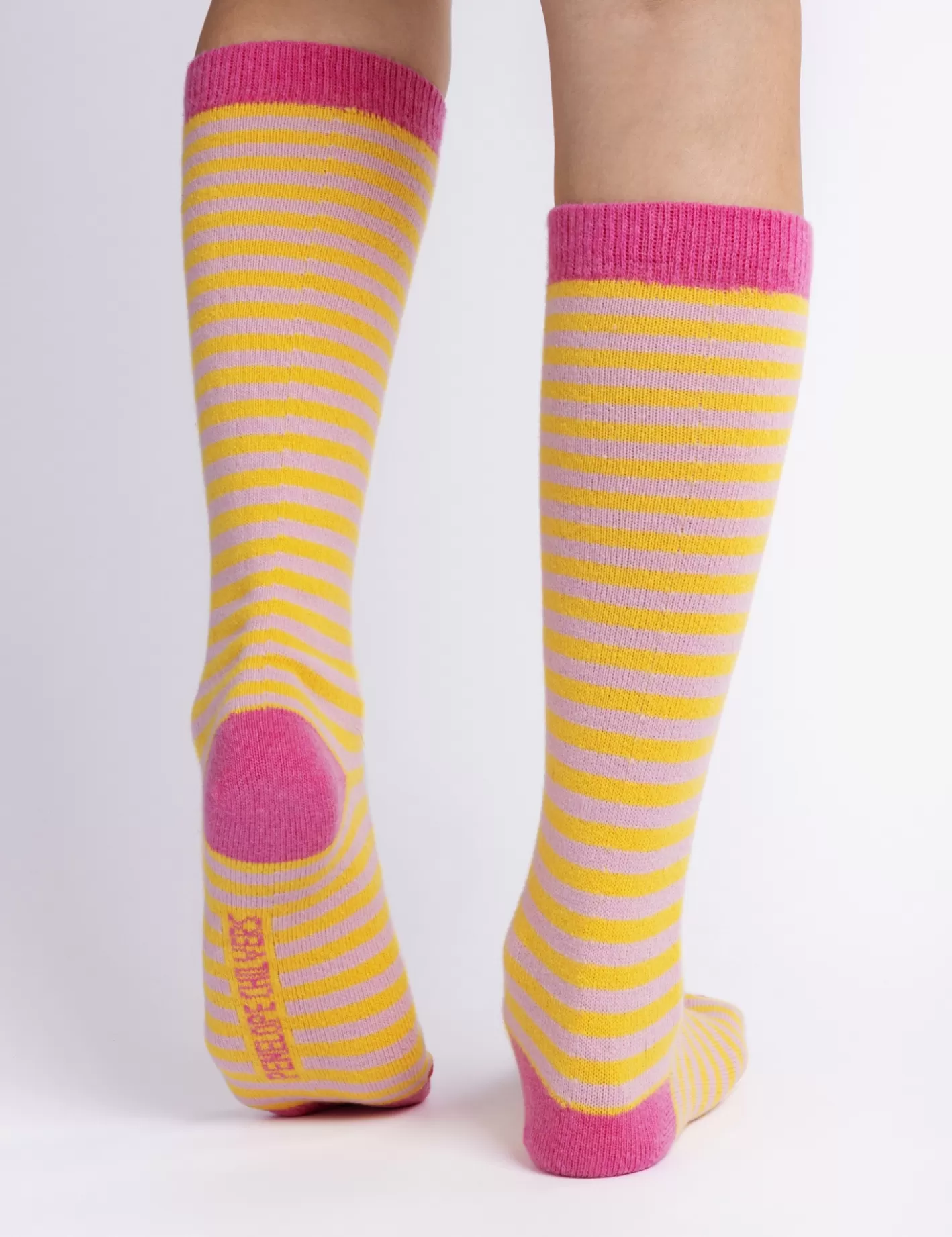 Chaussettes Hautes en Laine d'Agneau à Rayures Colorées - Promotion Hivernale sur les Accessoires Chics