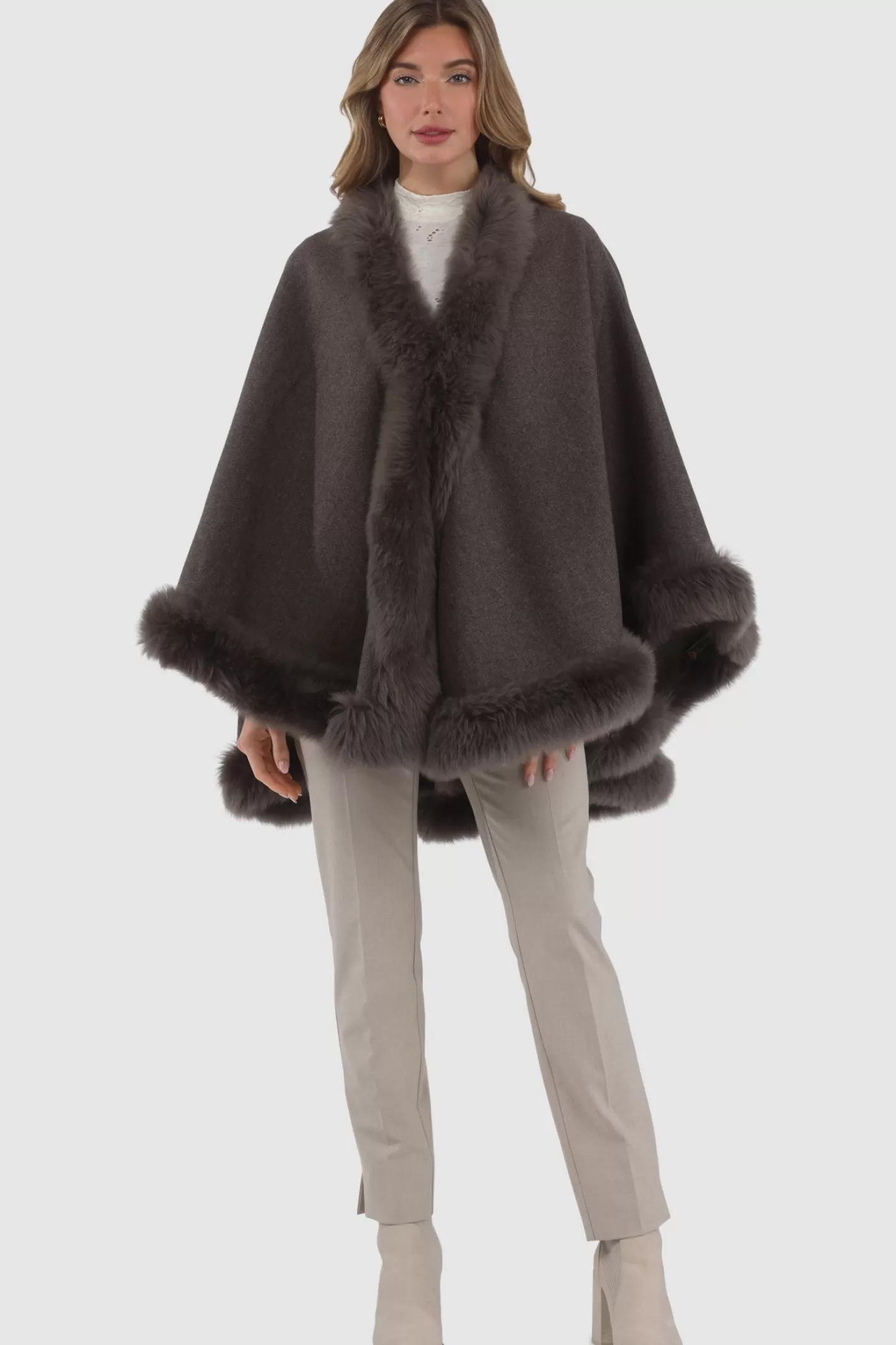 Cape féminine GORSKI Montréal en cachemire et laine Loro Piana - Doublure en agneau shearling Merinillo