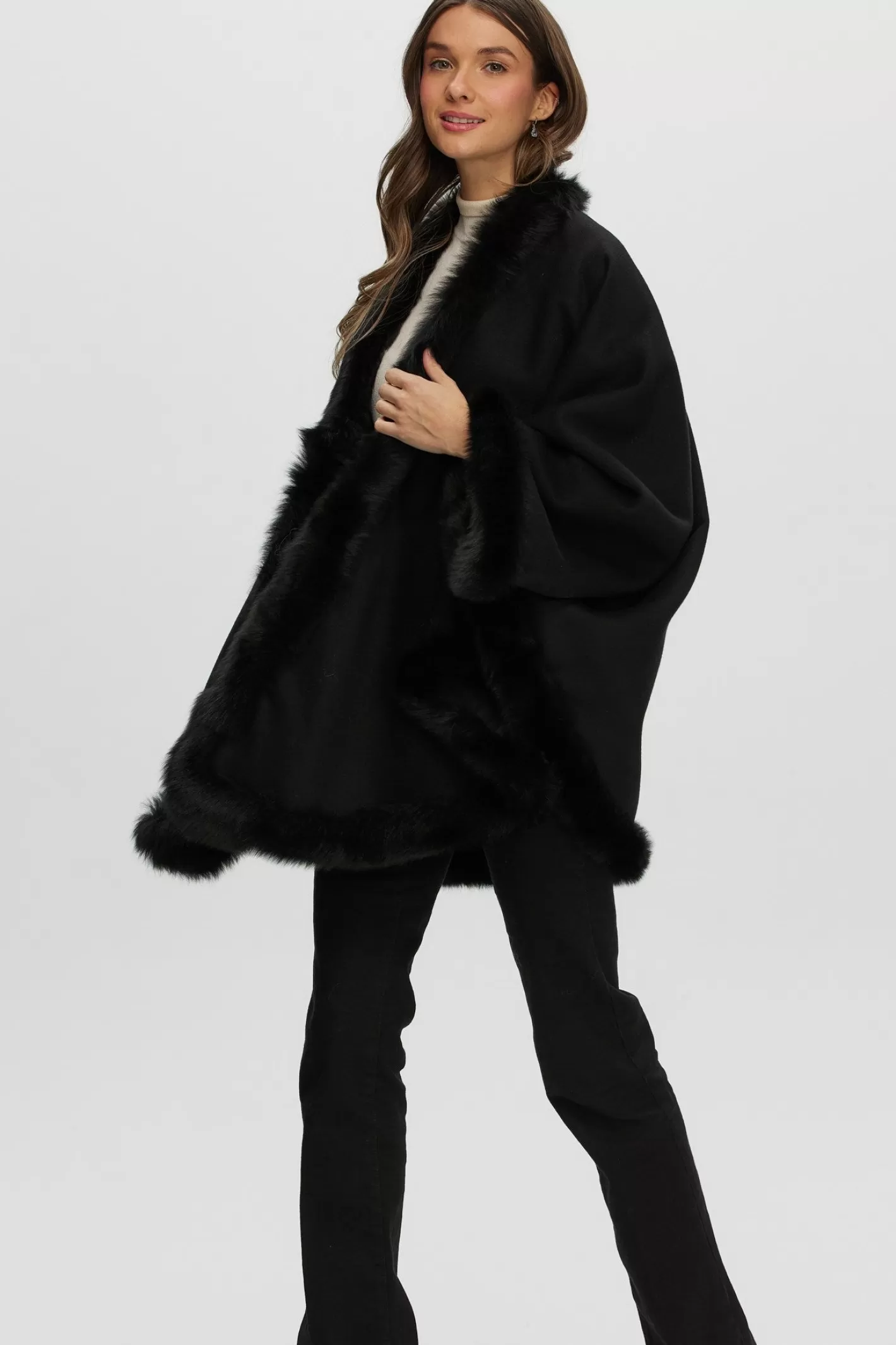 Cape féminine GORSKI Montréal en cachemire et laine Loro Piana - Doublure en agneau shearling Merinillo