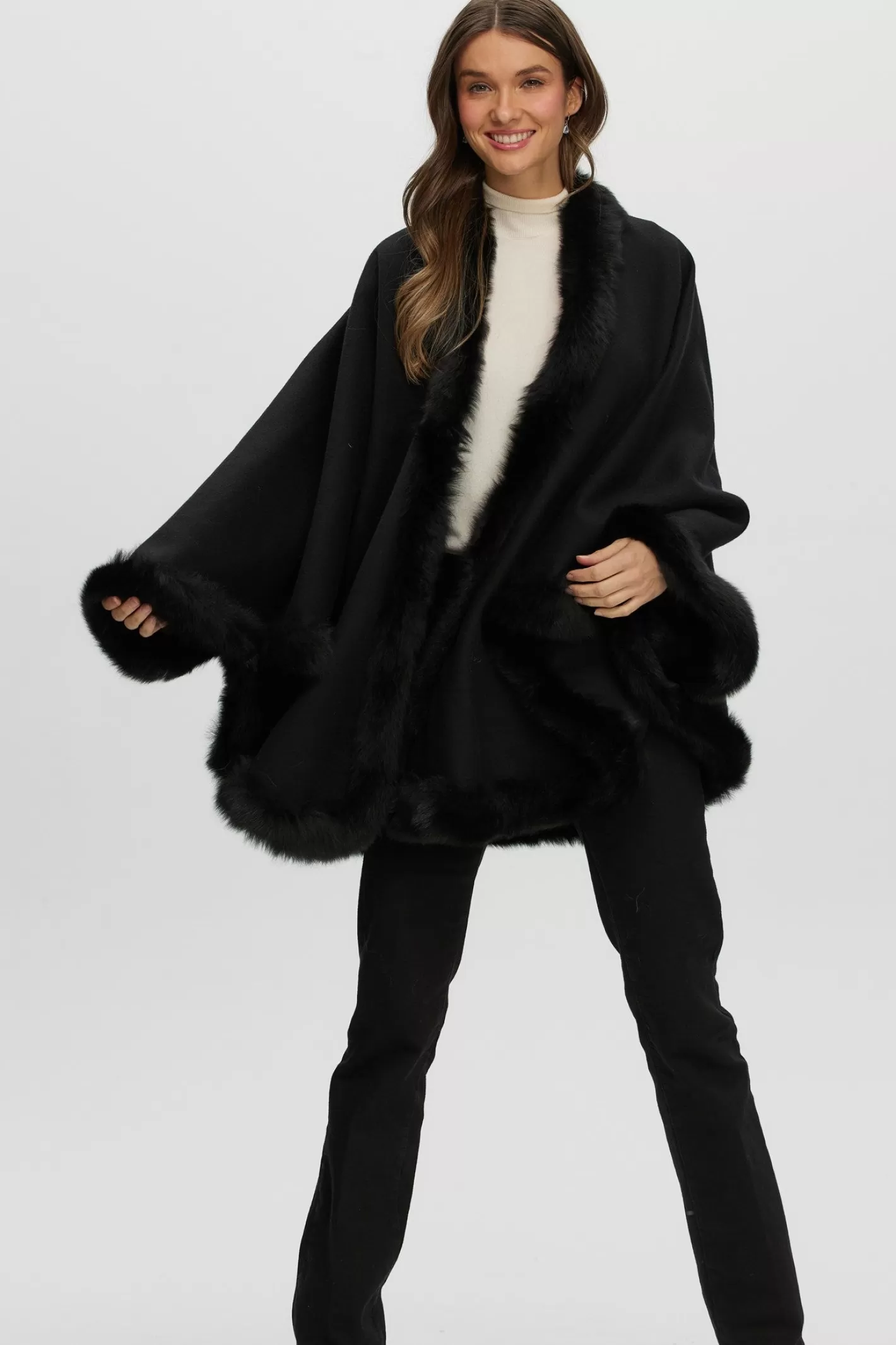 Cape féminine GORSKI Montréal en cachemire et laine Loro Piana - Doublure en agneau shearling Merinillo