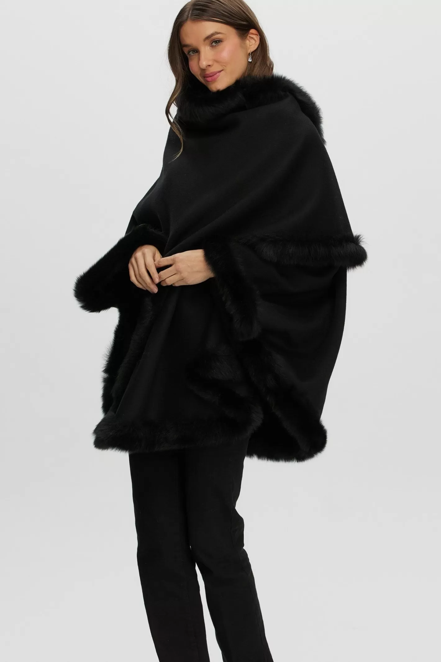 Cape féminine GORSKI Montréal en cachemire et laine Loro Piana - Doublure en agneau shearling Merinillo