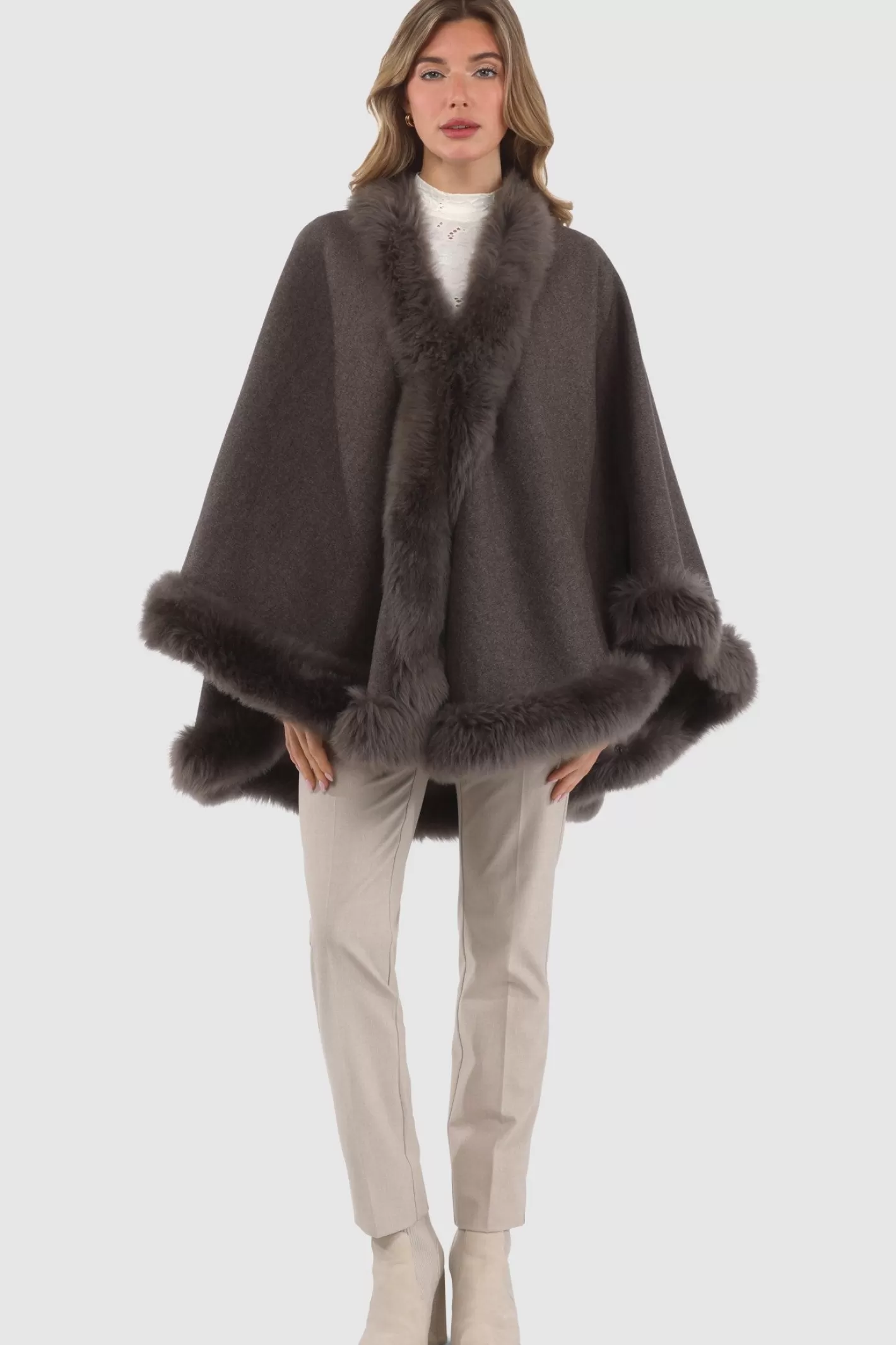 Cape féminine GORSKI Montréal en cachemire et laine Loro Piana - Doublure en agneau shearling Merinillo