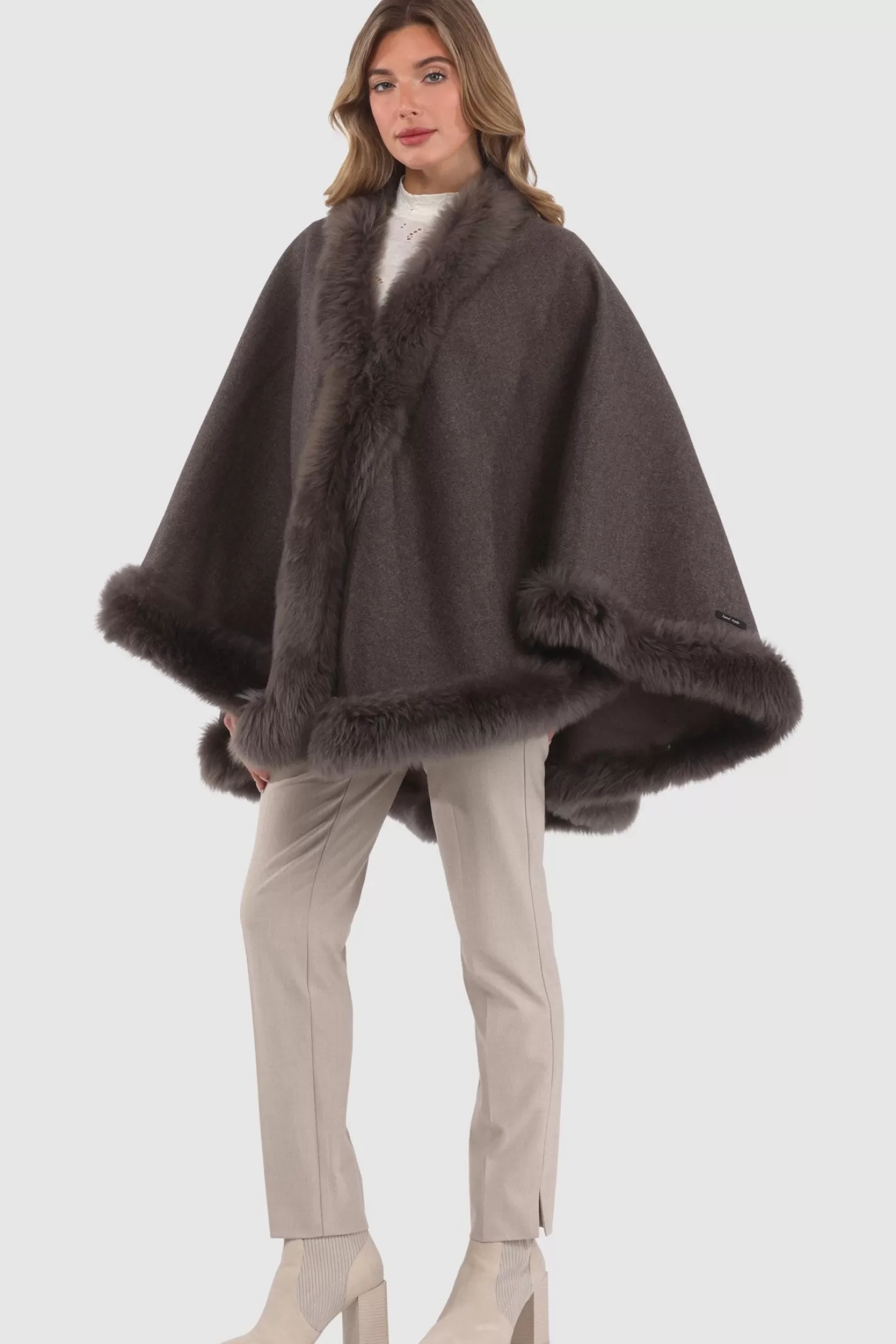Cape féminine GORSKI Montréal en cachemire et laine Loro Piana - Doublure en agneau shearling Merinillo