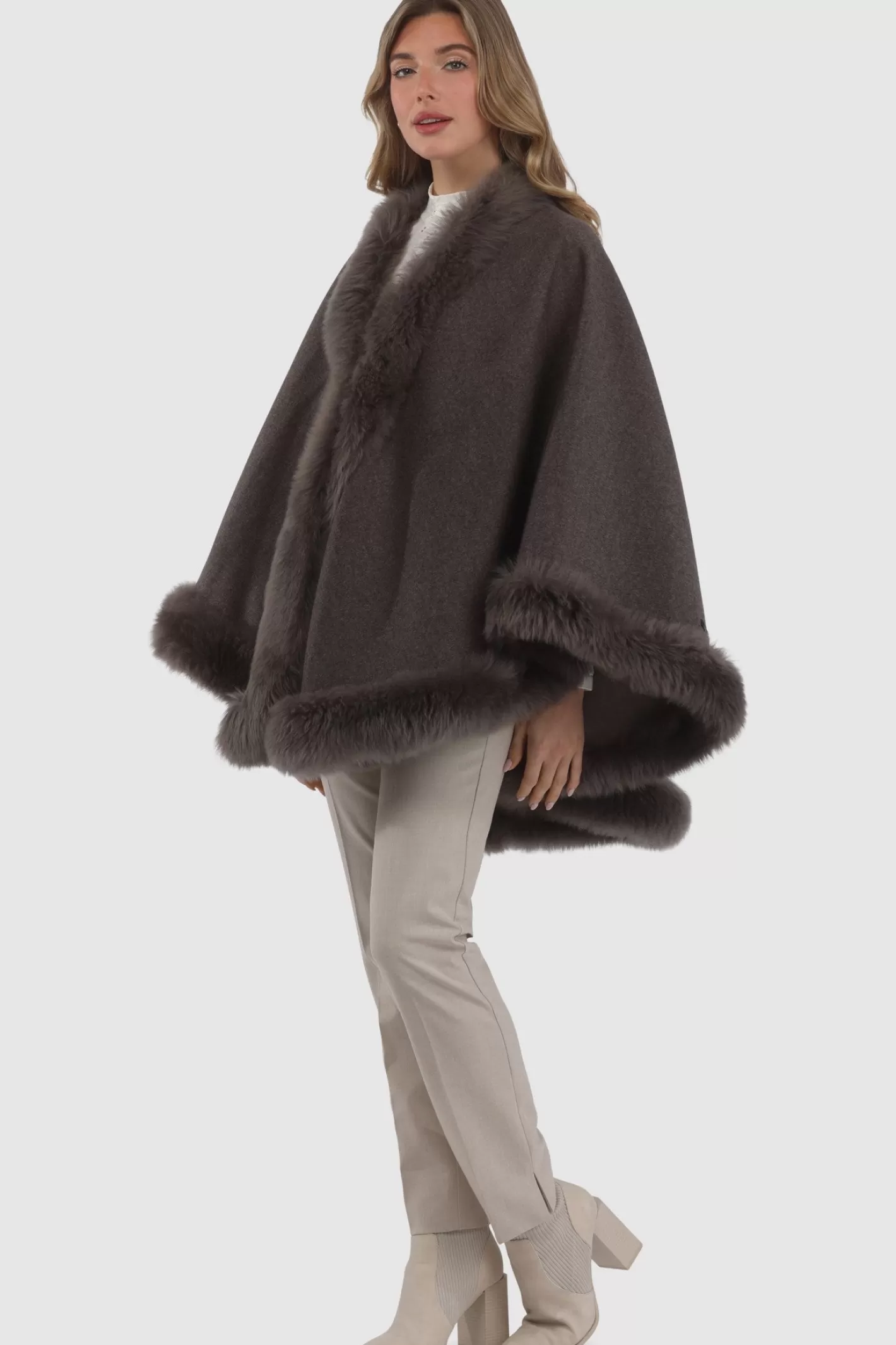 Cape féminine GORSKI Montréal en cachemire et laine Loro Piana - Doublure en agneau shearling Merinillo
